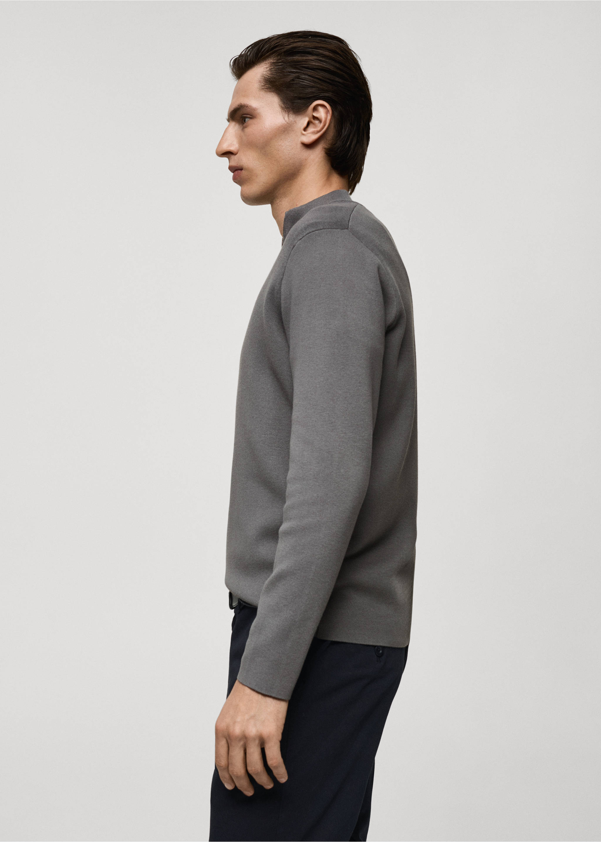 Perkins-neck sweater with zip - Details of the article 2, Grey. Ref: 87062890-00.
