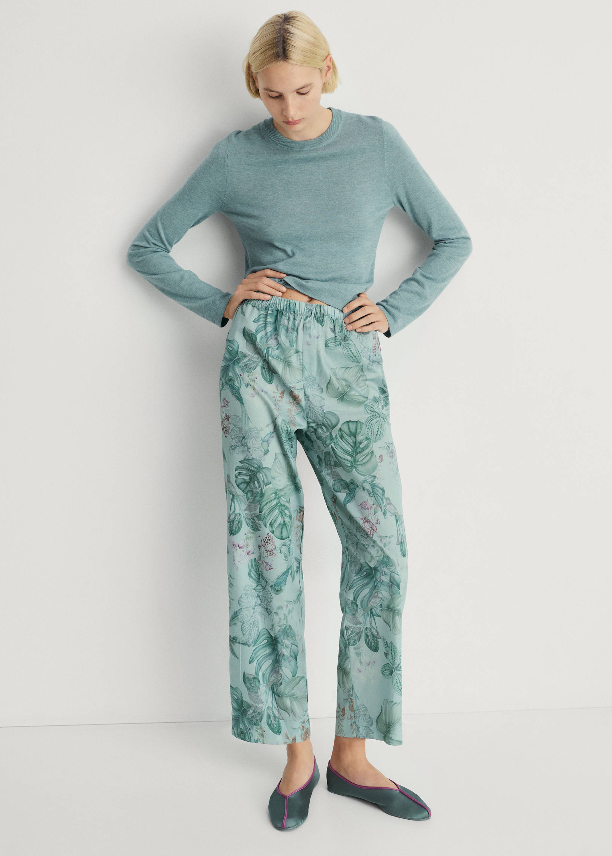 Round-neck knitted sweater - General plane