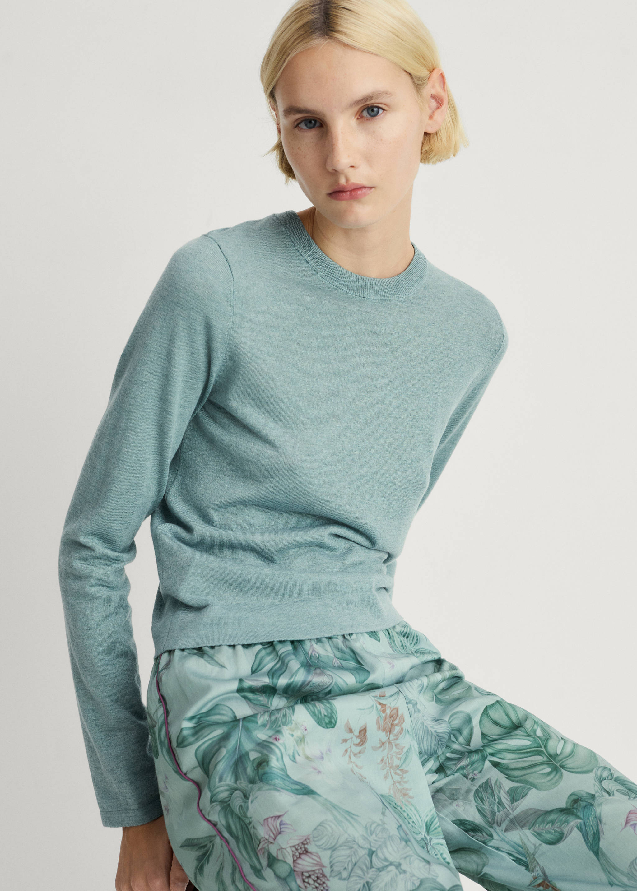 Round-neck knitted sweater - Medium plane