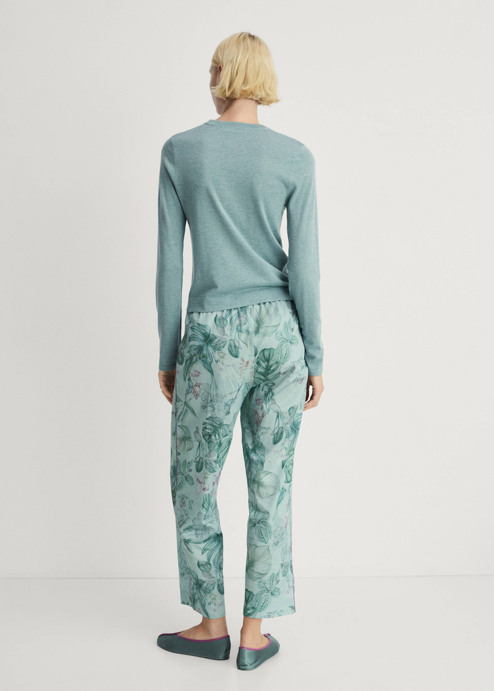 Round-neck knitted sweater - Reverse of the article