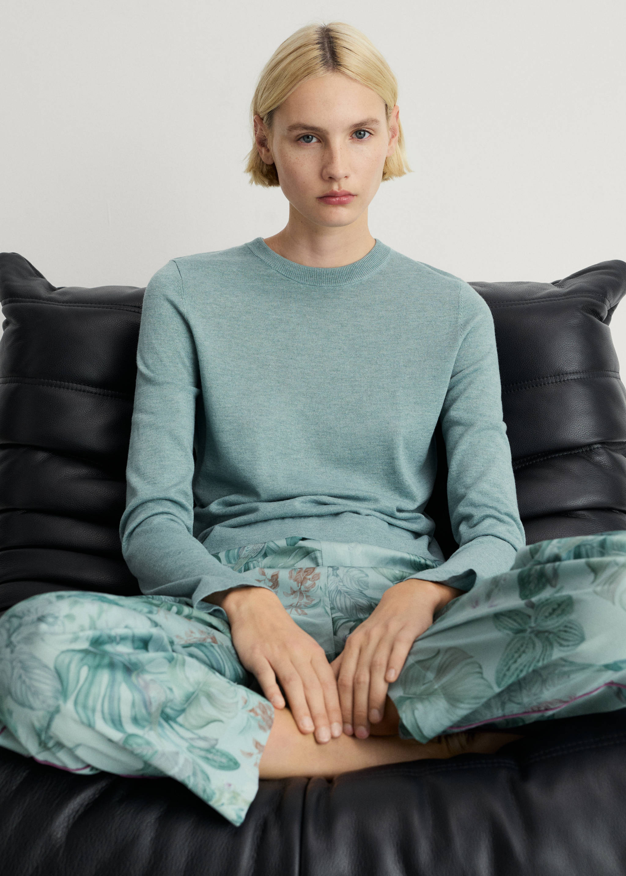 Round-neck knitted sweater - Details of the article 2