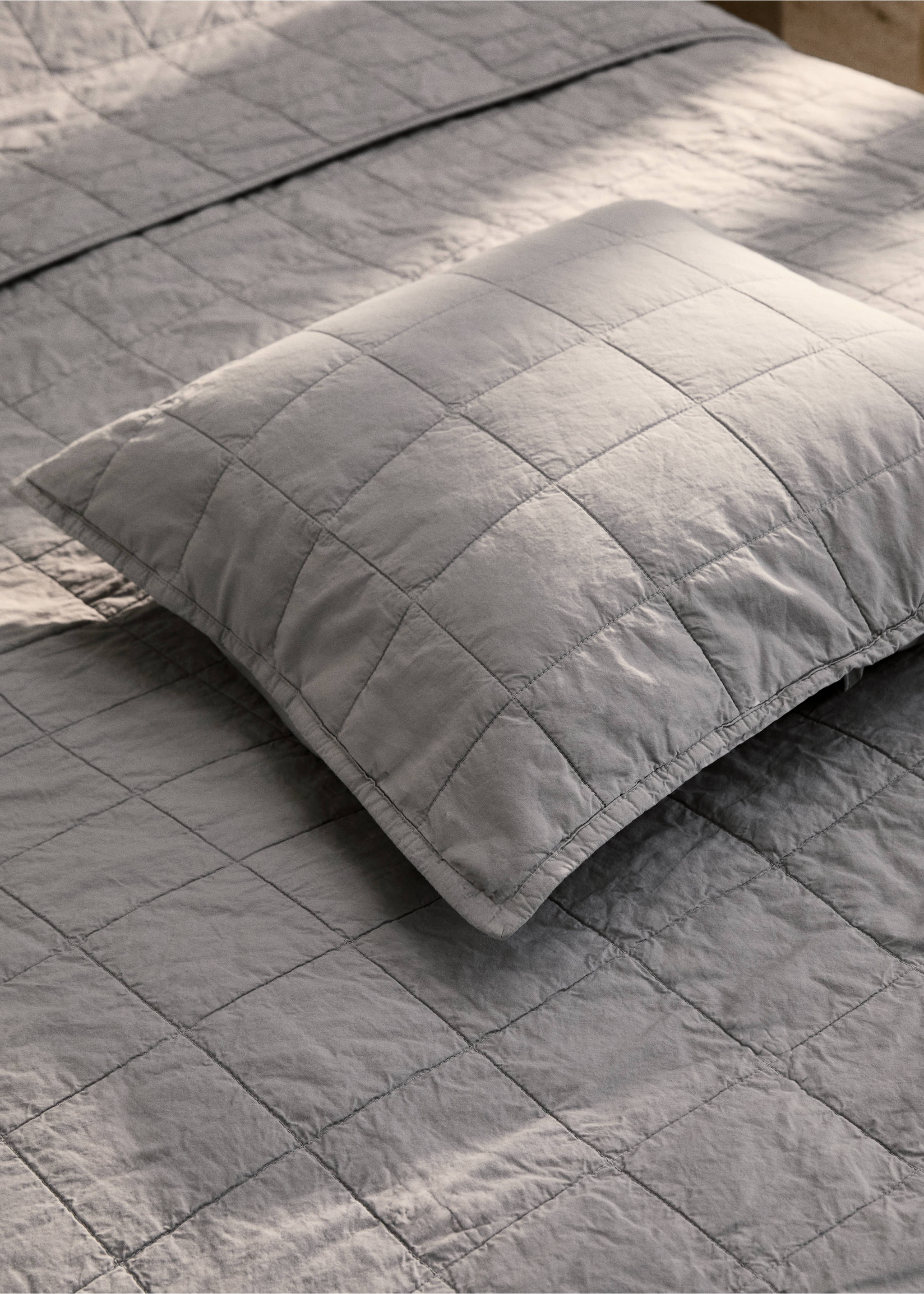Cotton percale garment-dyed check cushion cover, 50x50 cm - General plane, Light/Pastel Grey. Ref: 87062918-00.