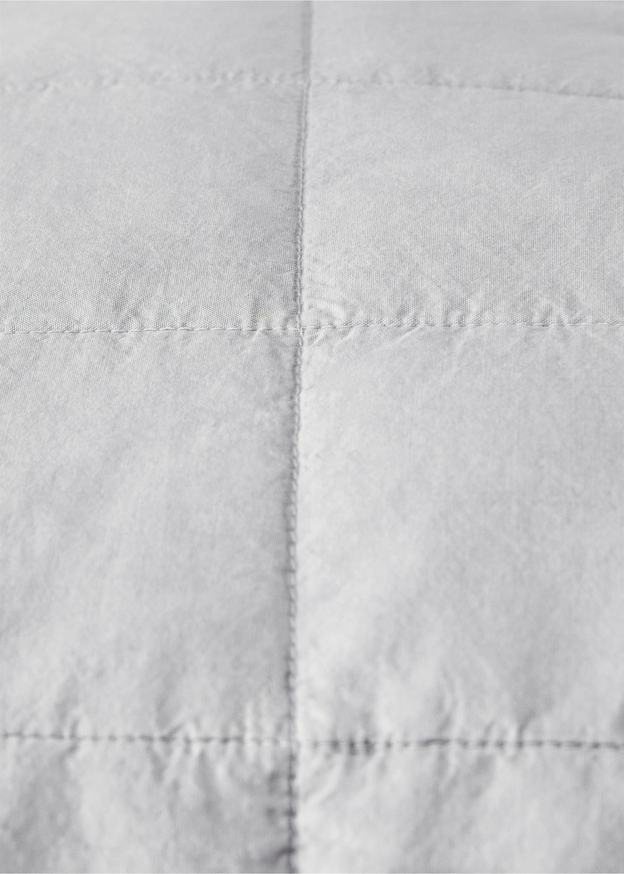 Cotton percale garment-dyed check cushion cover, 50x50 cm - Details of the article 2, Light/Pastel Grey. Ref: 87062918-00.