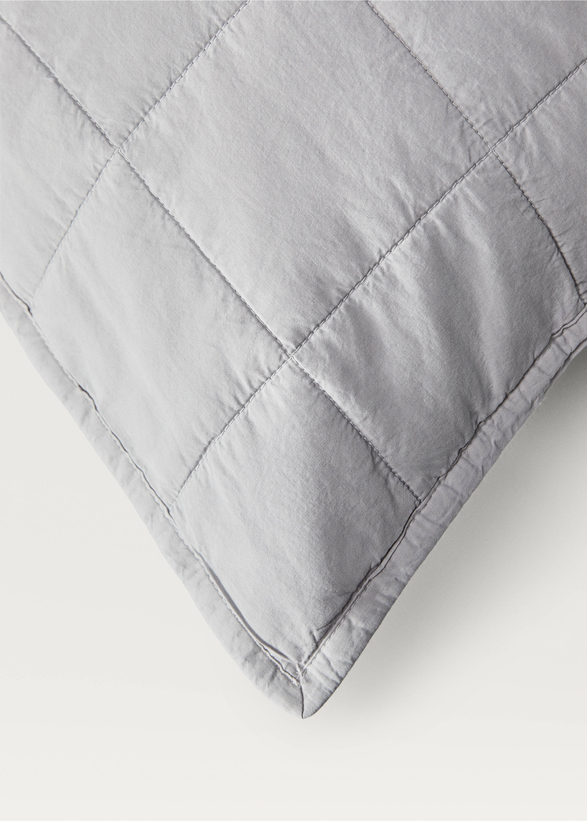 Cotton percale garment-dyed check cushion cover, 50x50 cm - Details of the article 3, Light/Pastel Grey. Ref: 87062918-00.