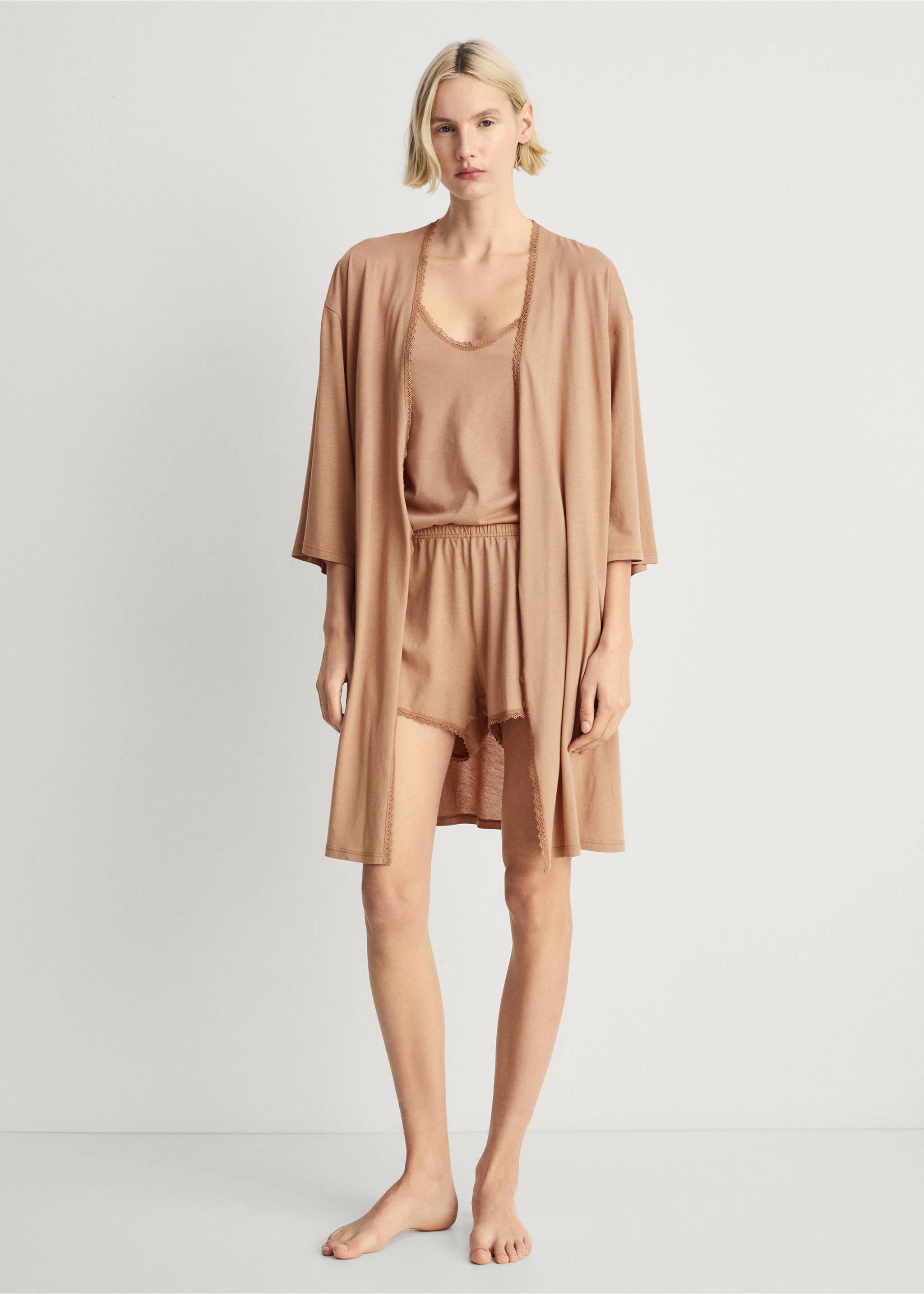 Baumwoll-Morgenmantel mit farblich kontrastierender Spitze - Allgemeine Ansicht, Mittelbraun. Ref: 87062938-00.