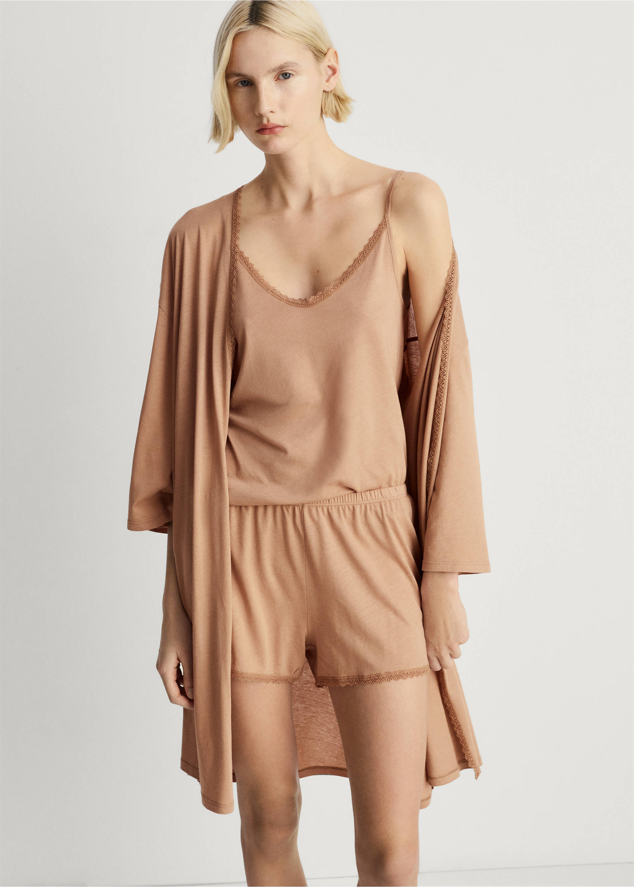 Baumwoll-Morgenmantel mit farblich kontrastierender Spitze - Mittlere Ansicht, Mittelbraun. Ref: 87062938-00.