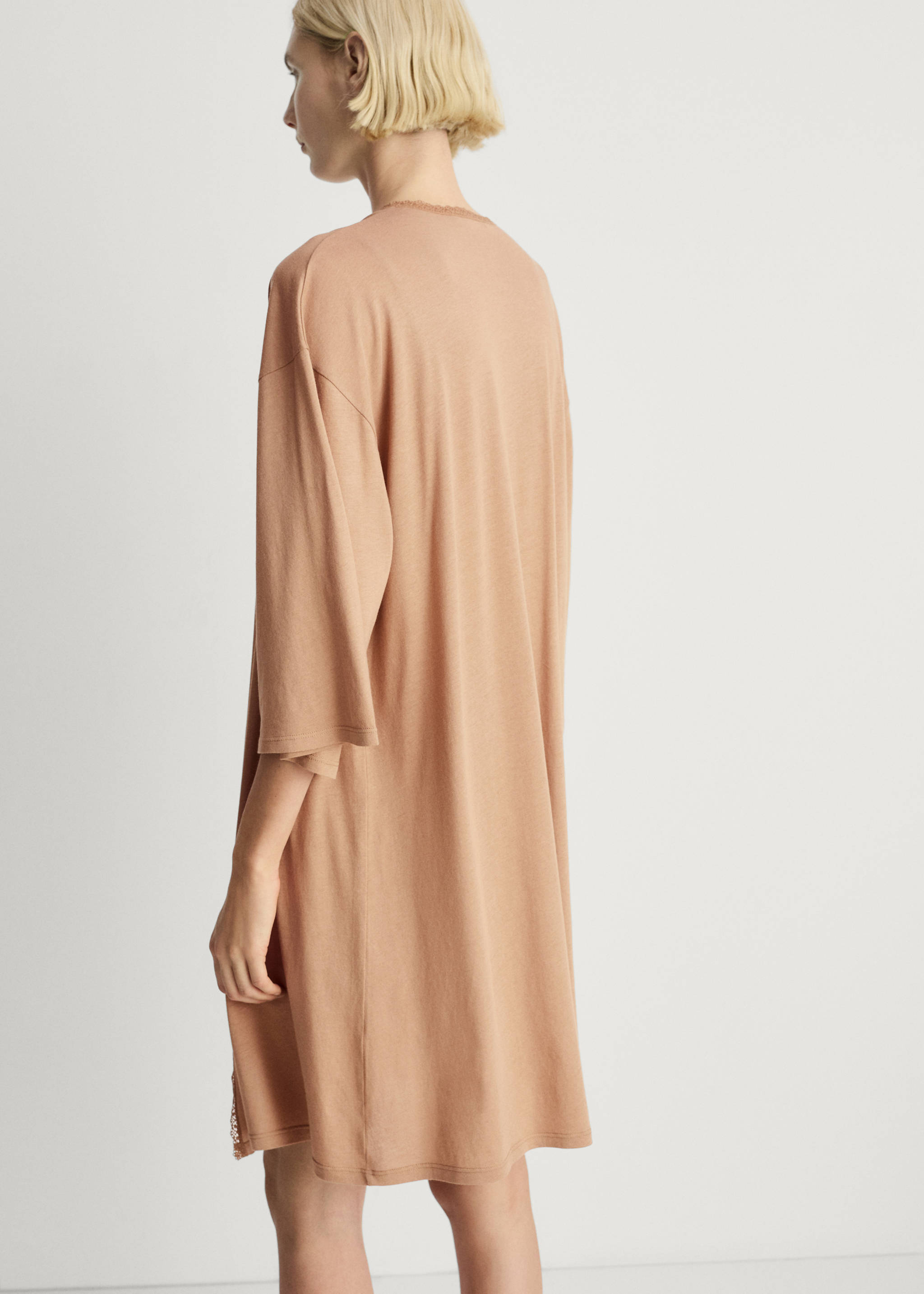 Baumwoll-Morgenmantel mit farblich kontrastierender Spitze - Rückseite des Artikels