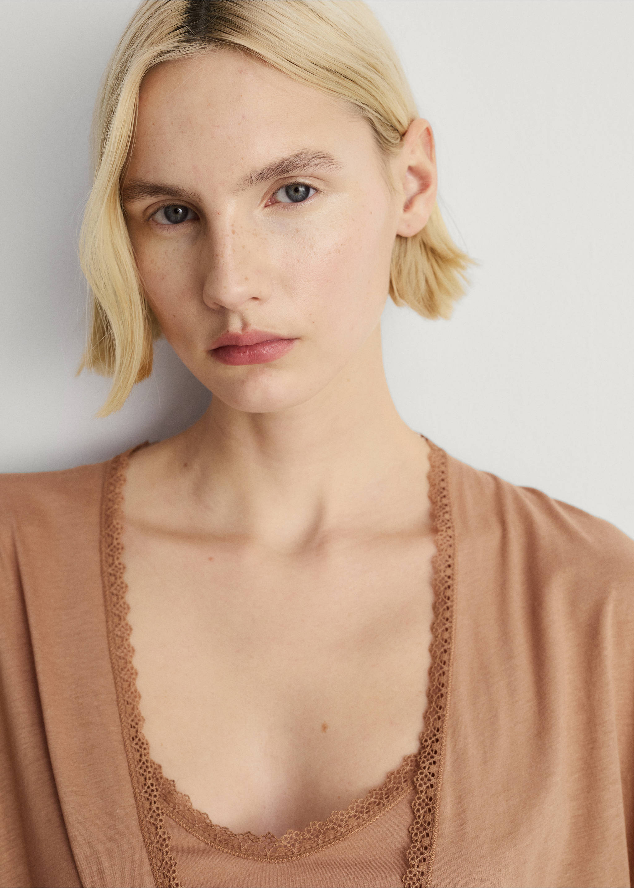 Baumwoll-Morgenmantel mit farblich kontrastierender Spitze - Detail des Artikels 1, Mittelbraun. Ref: 87062938-00.