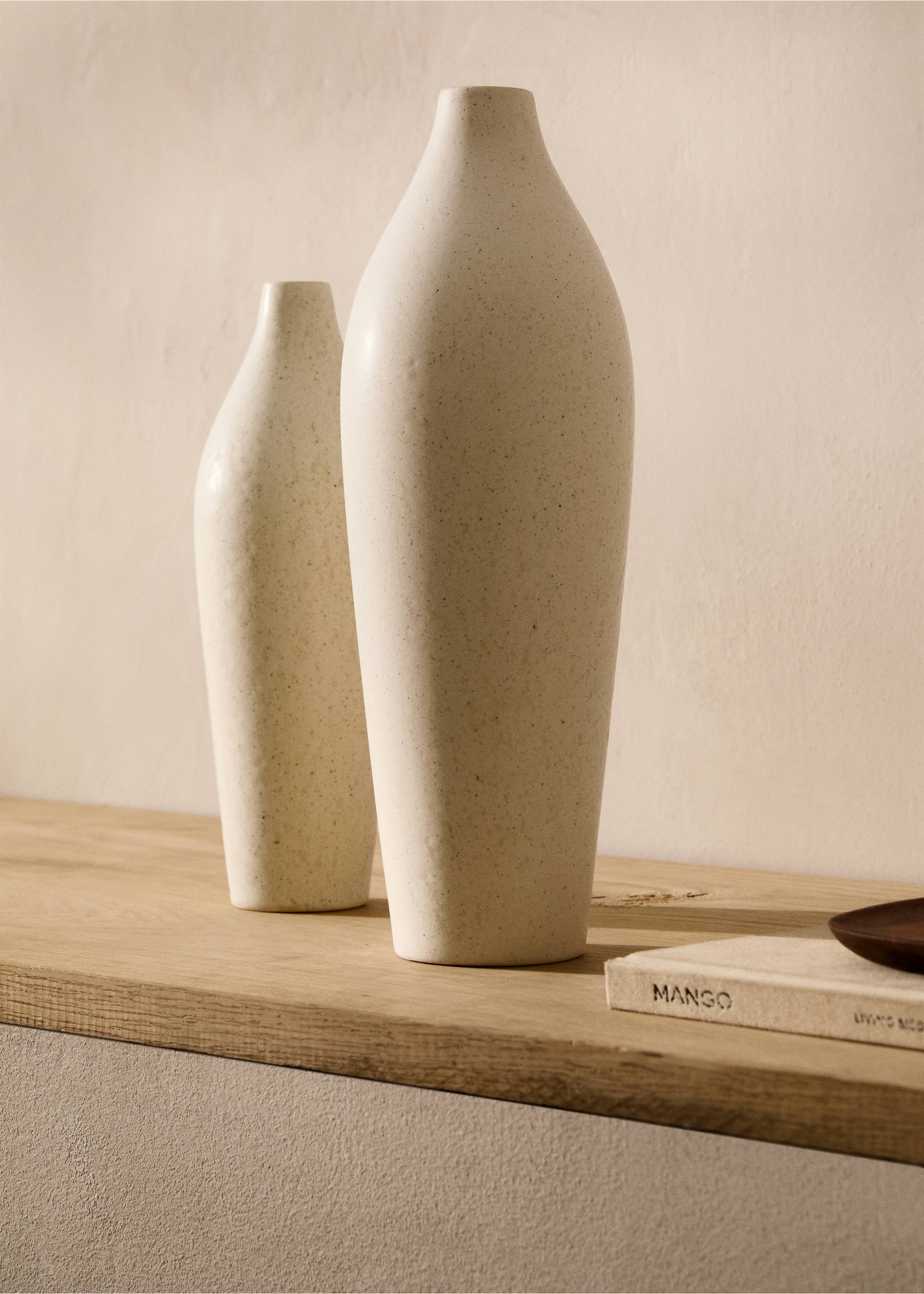 Medium elongated design earthenware vase - General plane, Off White. Ref: 87062970-00.