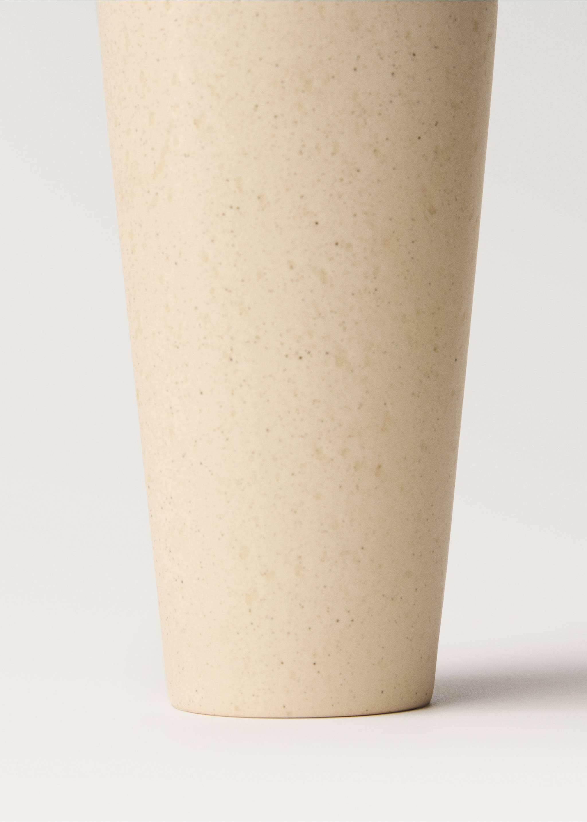 Medium elongated design earthenware vase - Details of the article 2, Off White. Ref: 87062970-00.
