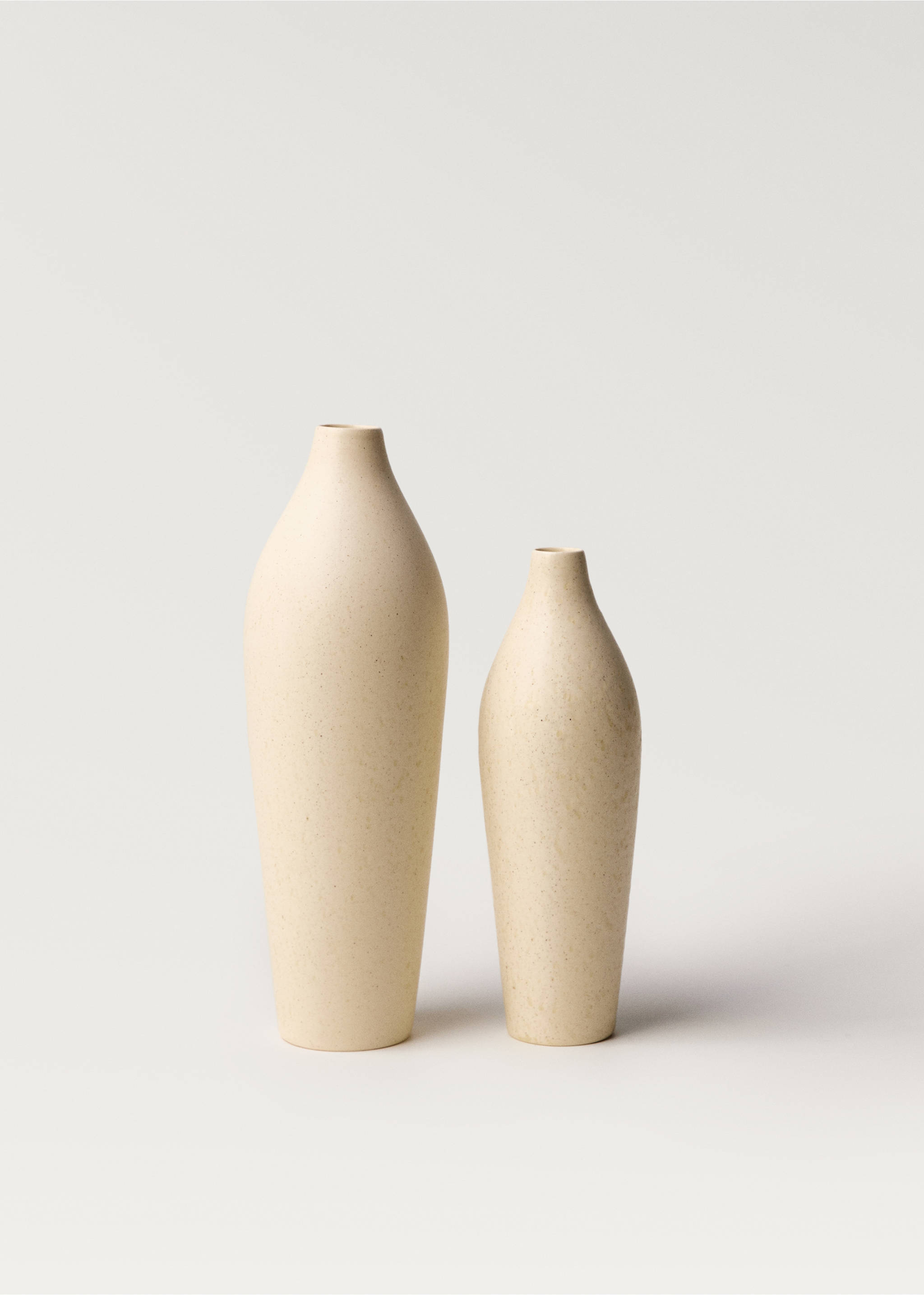 Medium elongated design earthenware vase - Details of the article 3, Off White. Ref: 87062970-00.