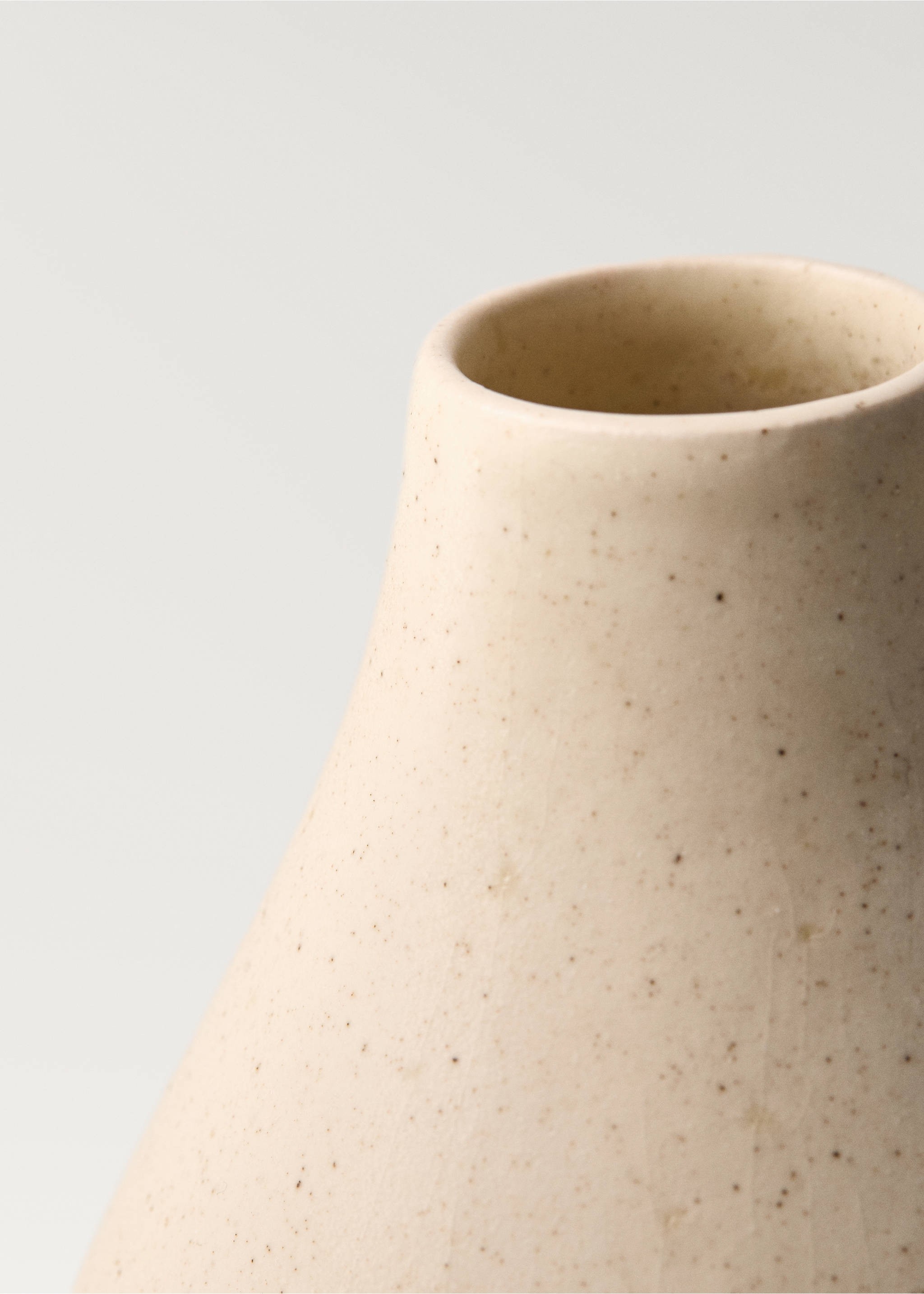 Medium elongated design earthenware vase - Details of the article 4, Off White. Ref: 87062970-00.