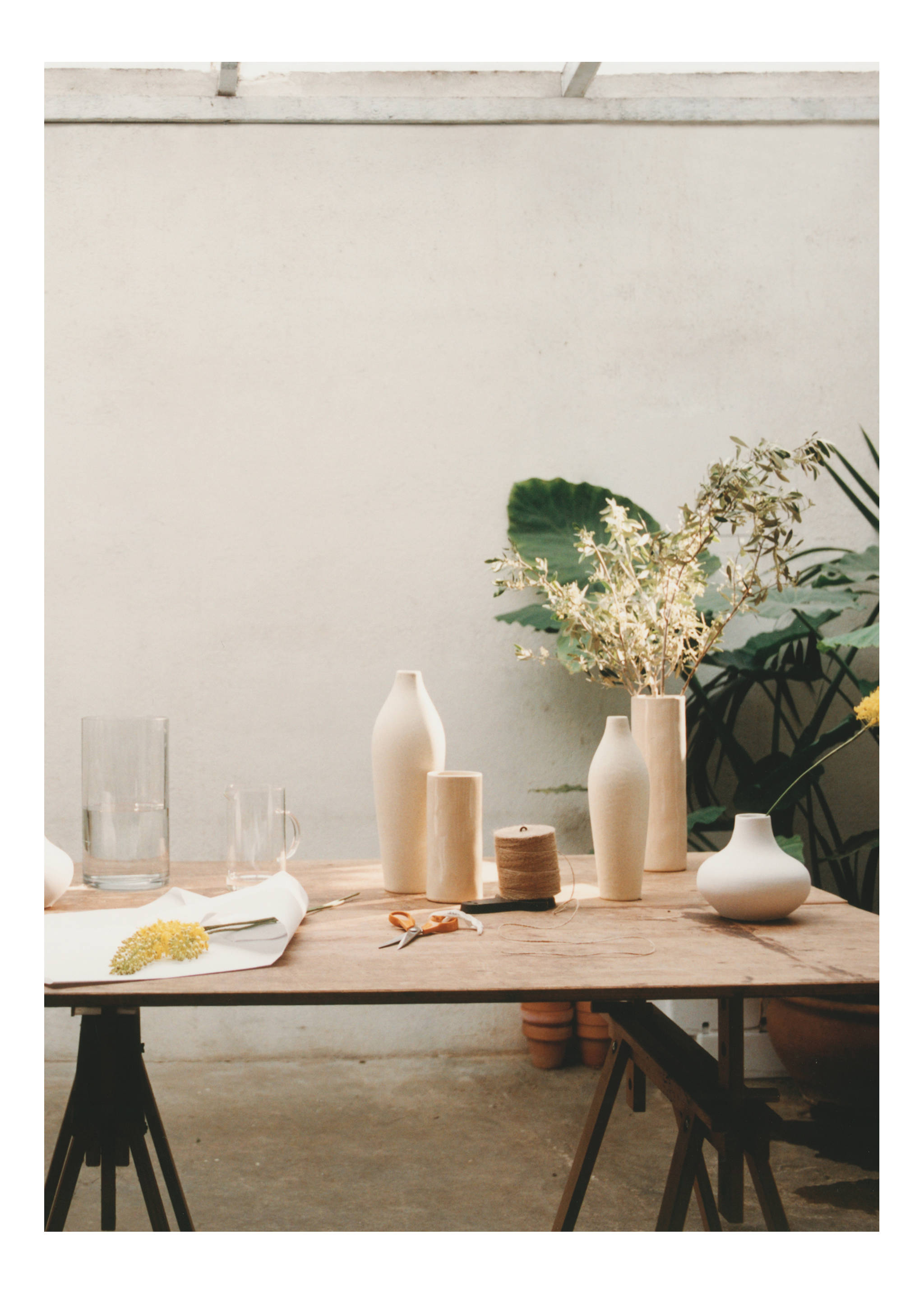 Medium elongated design earthenware vase - Details of the article 6, Off White. Ref: 87062970-00.