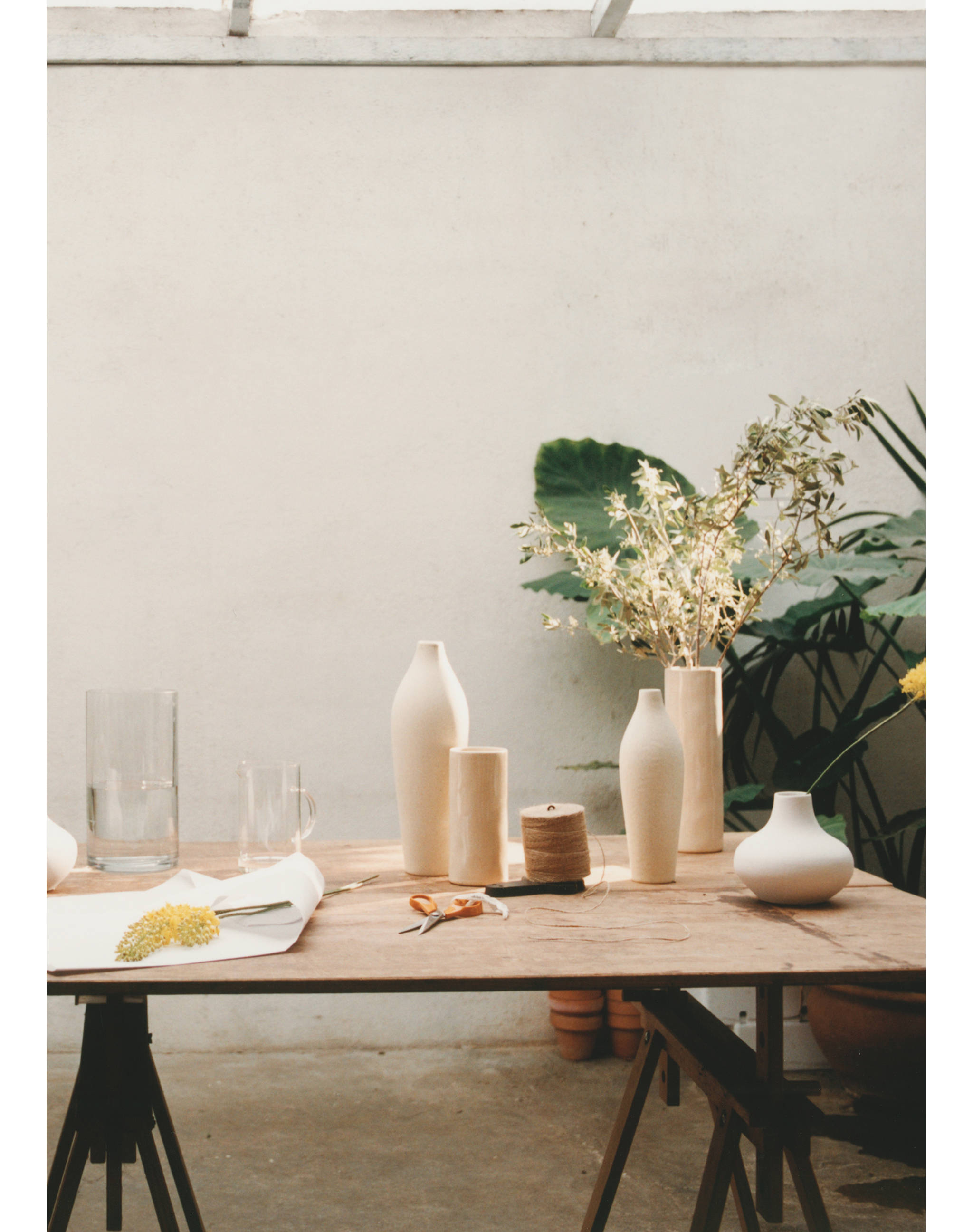 Medium elongated design earthenware vase - Details of the article 6