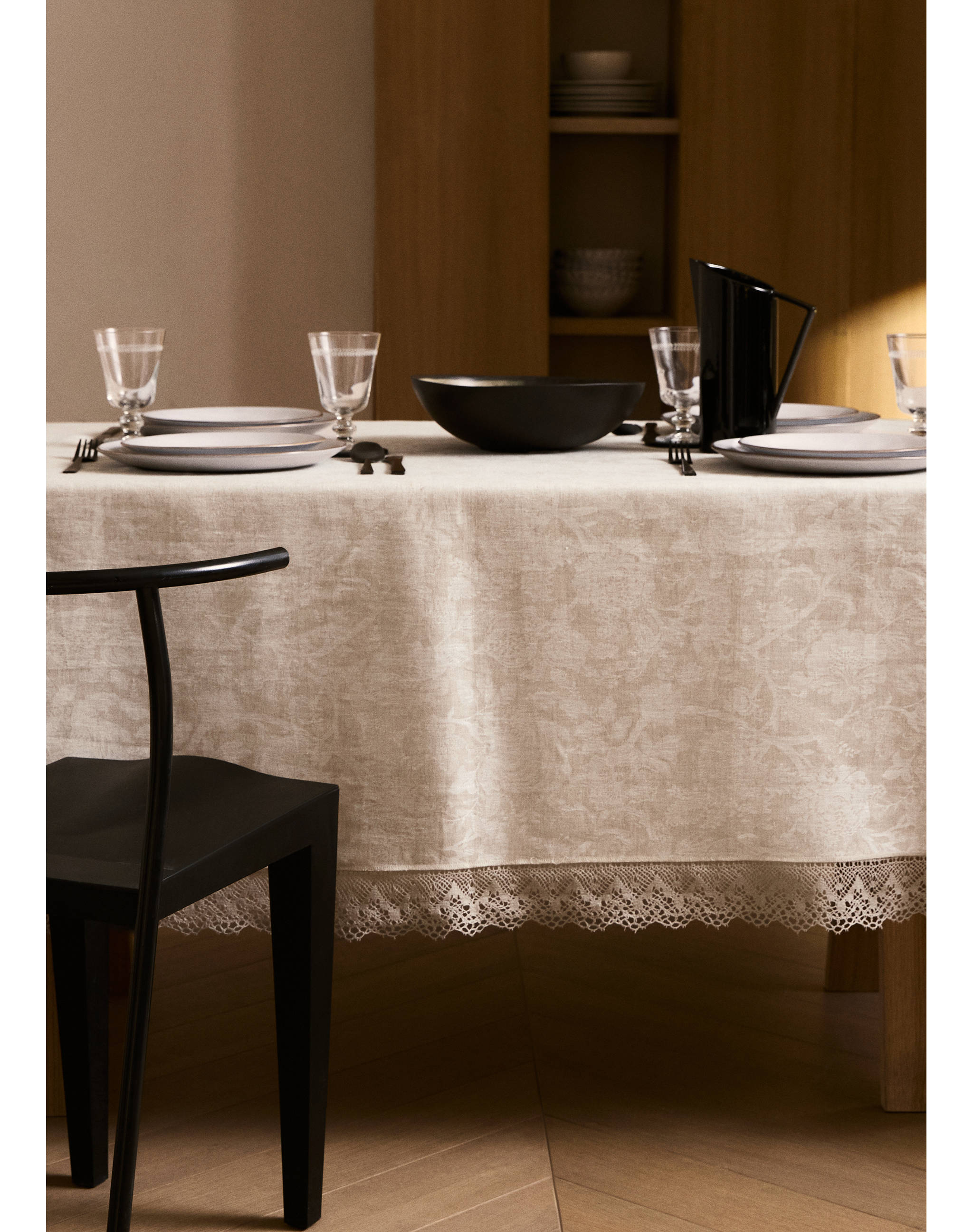 Linen-jacquard floral lace tablecloth for 6 to 8 diners - General plane