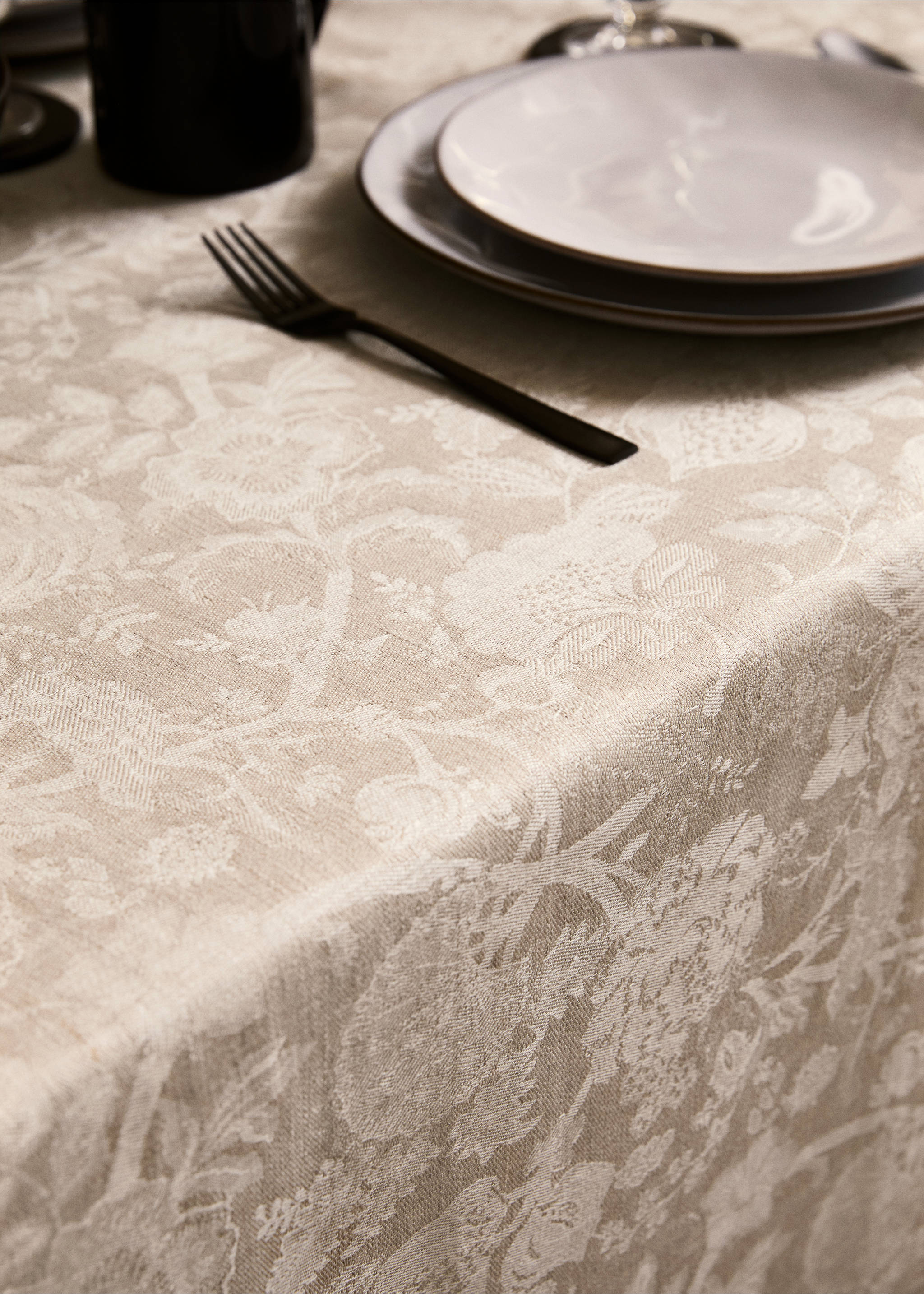 Linen-jacquard floral lace tablecloth for 6 to 8 diners - Details of the article 7, Sand. Ref: 87062977-00.