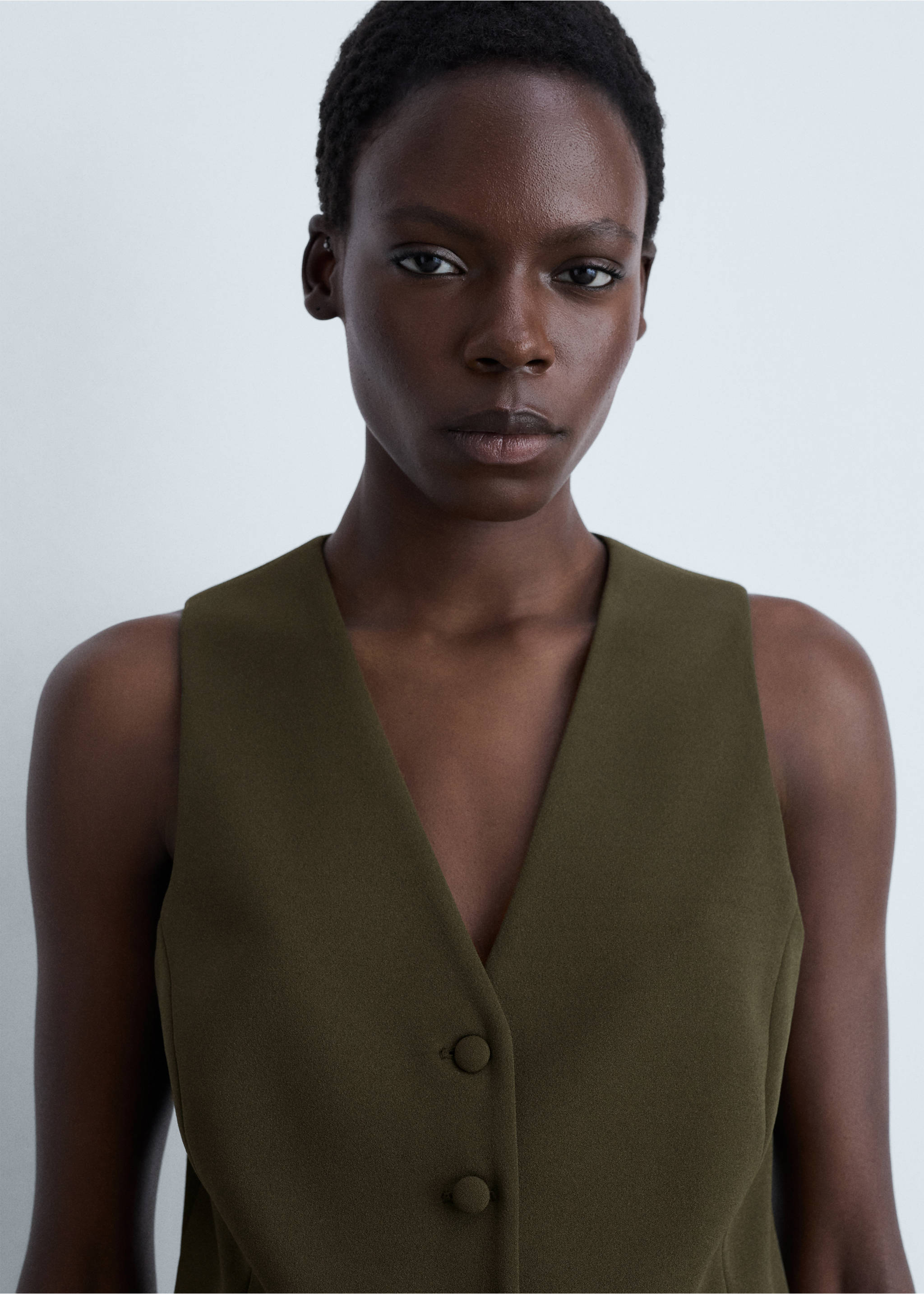 Väst med knappar - Detaljer om artikeln 1, Khaki. Ref: 87063279-00.