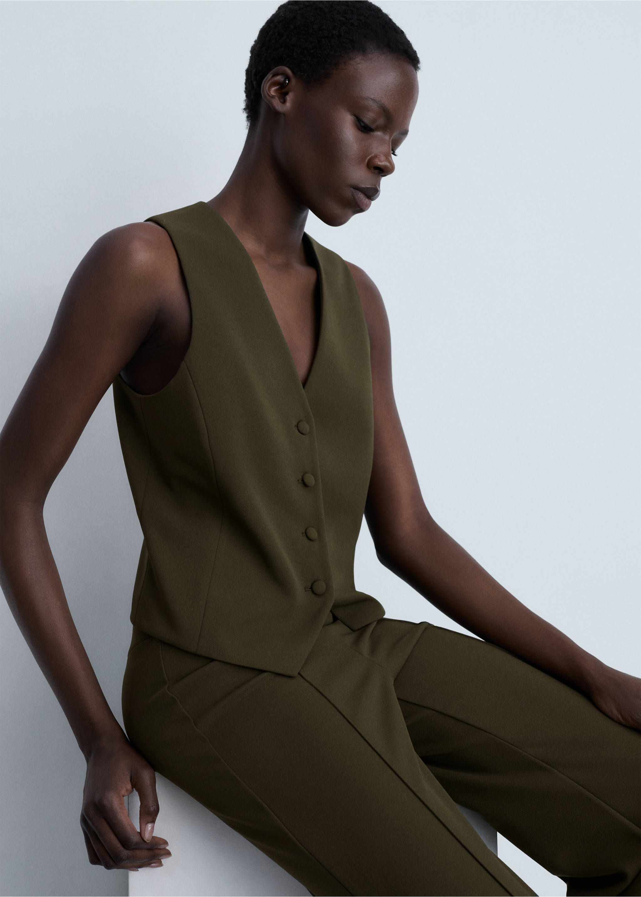 Väst med knappar - Detaljer om artikeln 6, Khaki. Ref: 87063279-00.