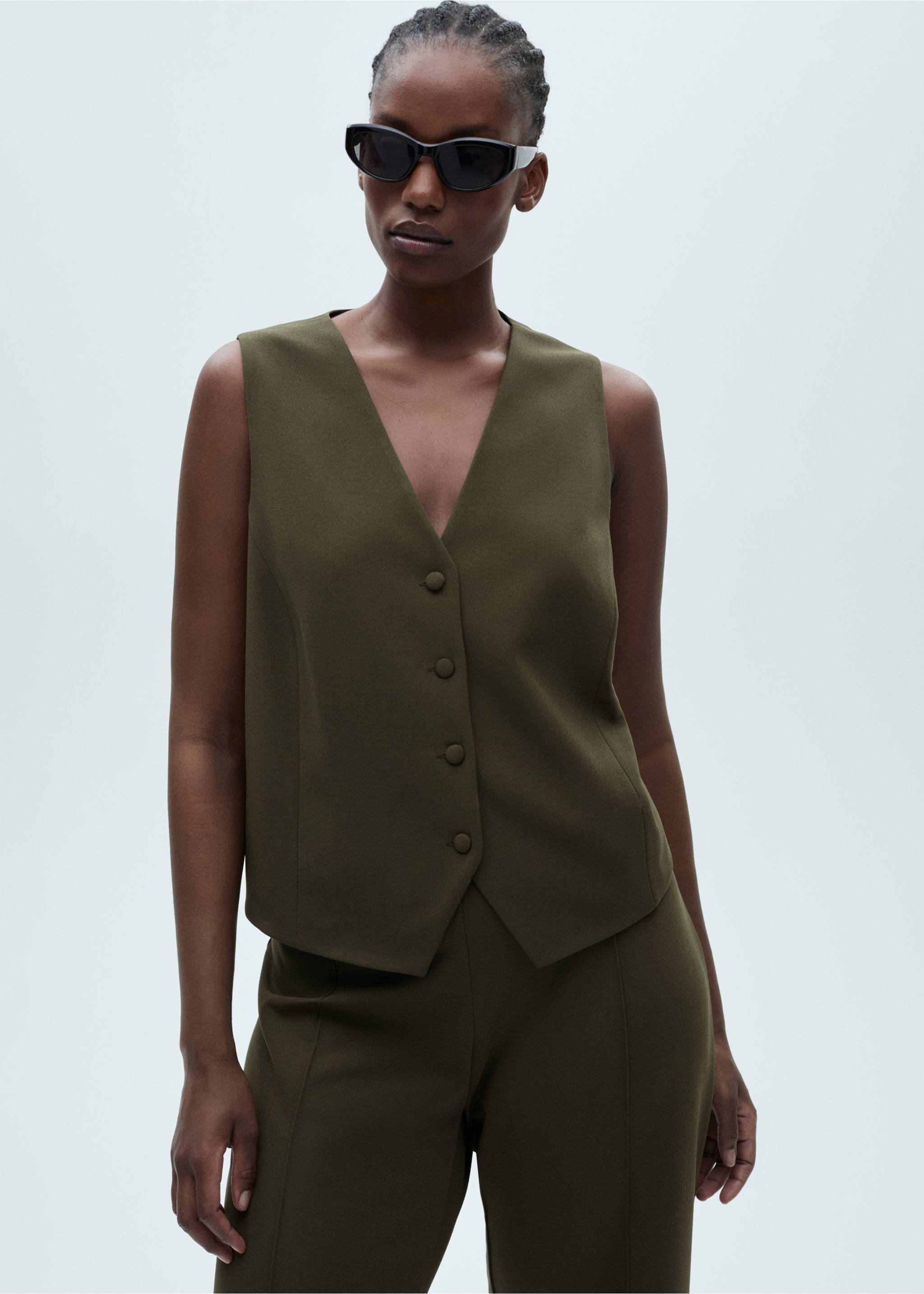 Väst med knappar - Detaljer om artikeln 5, Khaki. Ref: 87063279-00.