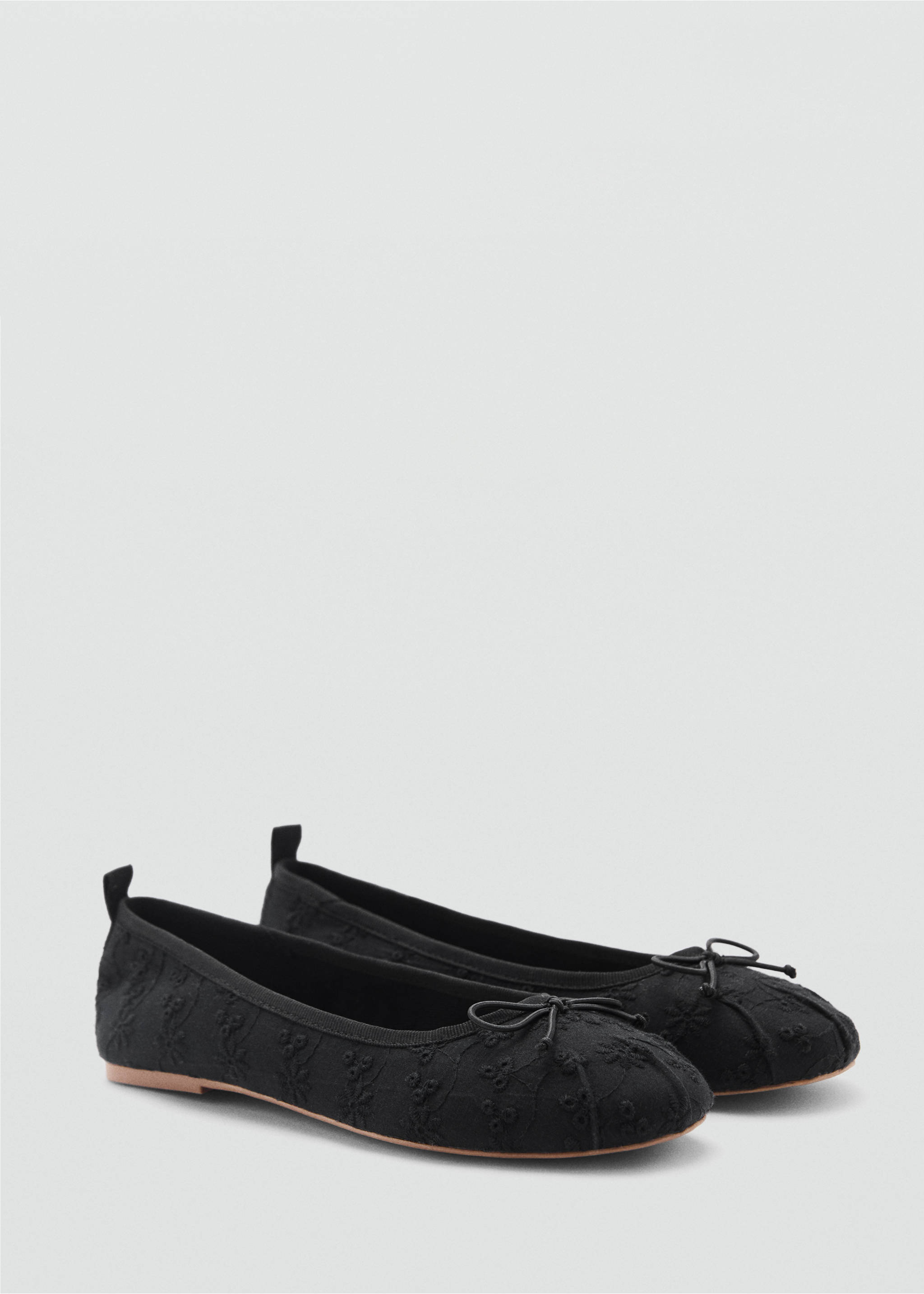Bestickte Ballerinas mit Schleife - Mittlere Ansicht, Schwarz. Ref: 87063640-00.