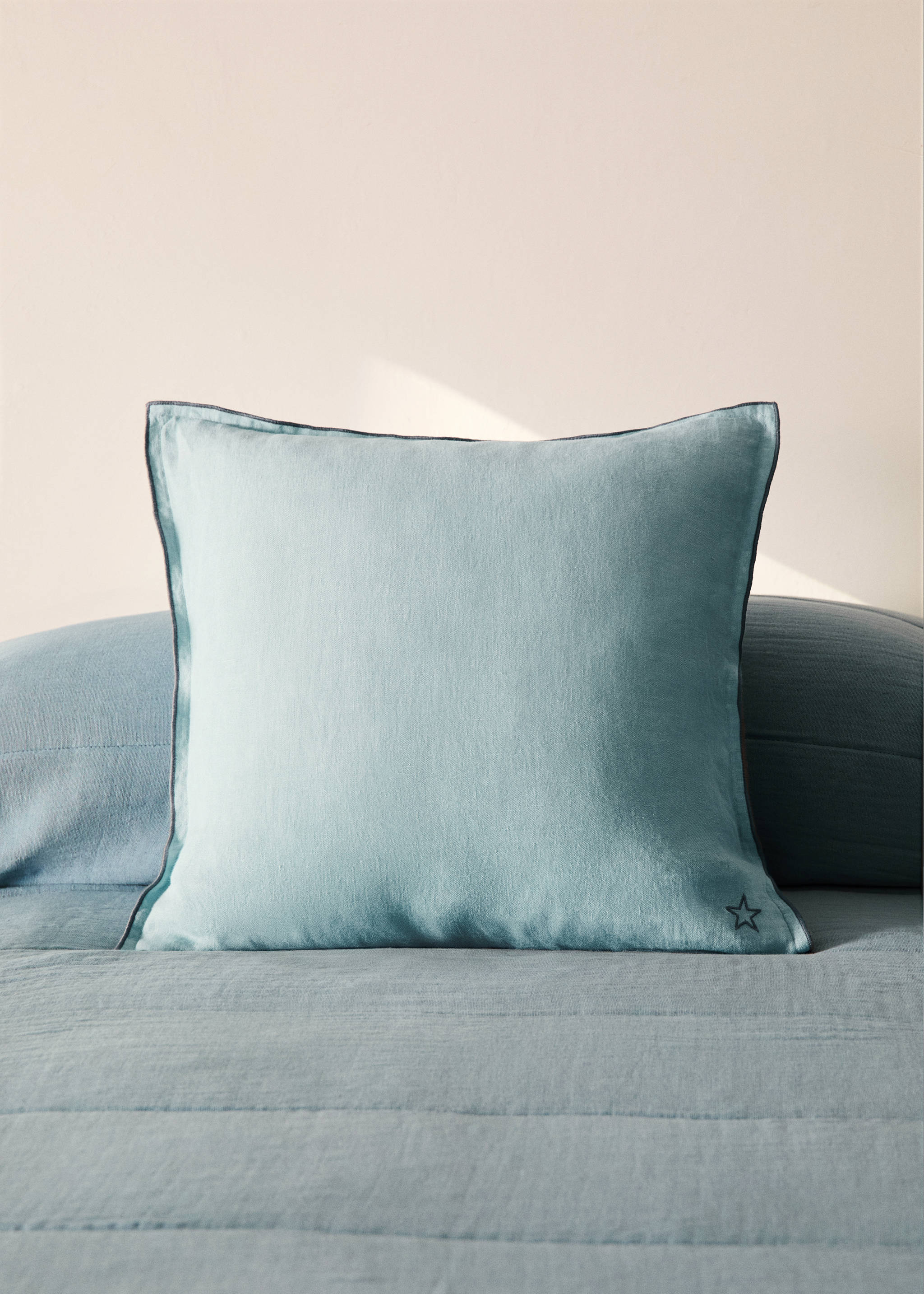 Linen children's cushion cover with embroidered overlock 40x40 cm - General plane