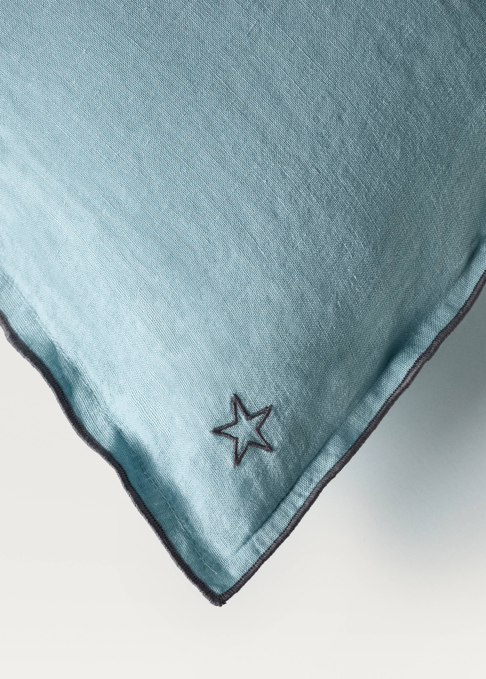Linen children's cushion cover with embroidered overlock 40x40 cm - Details of the article 2