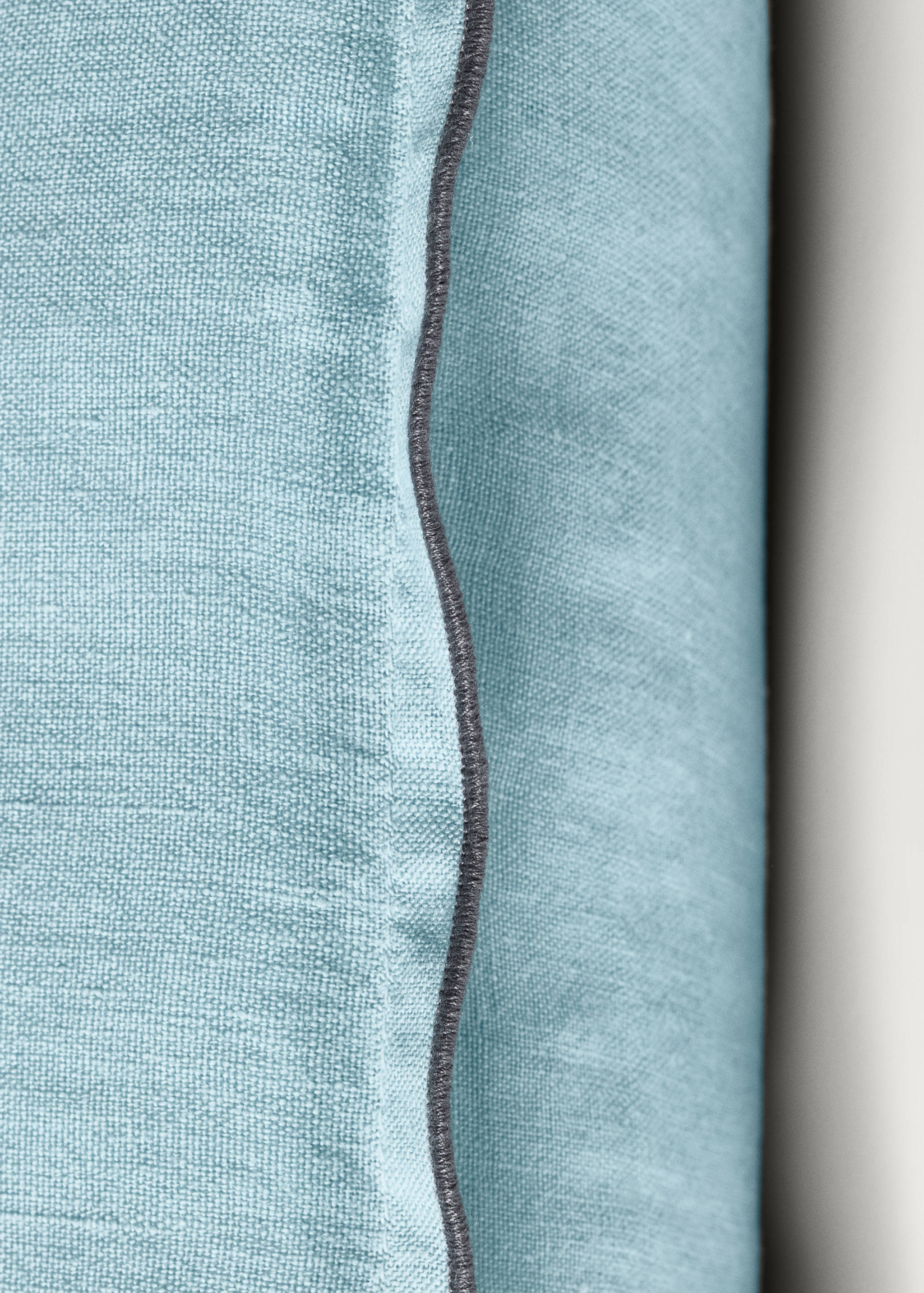 Linen children's cushion cover with embroidered overlock 40x40 cm - Details of the article 3