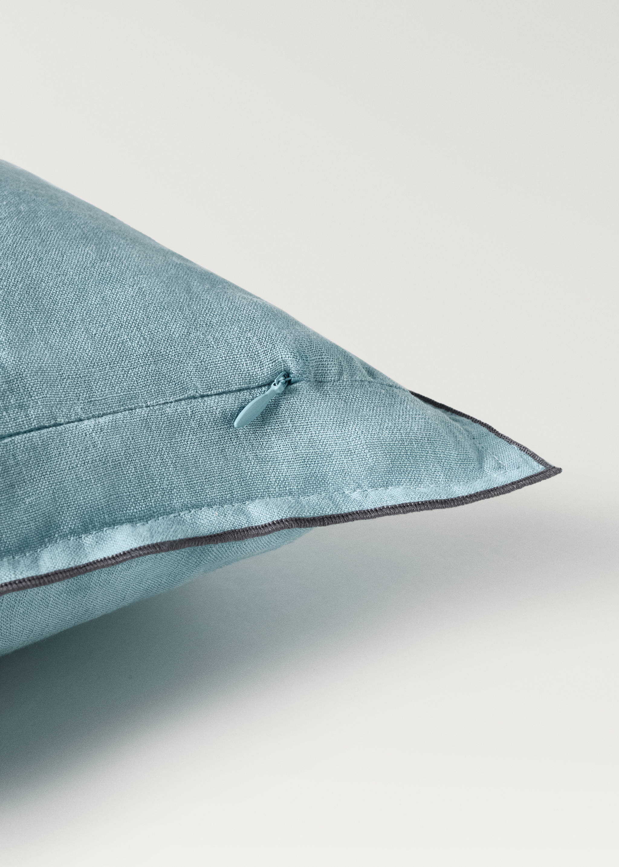 Linen children's cushion cover with embroidered overlock 40x40 cm - Details of the article 4