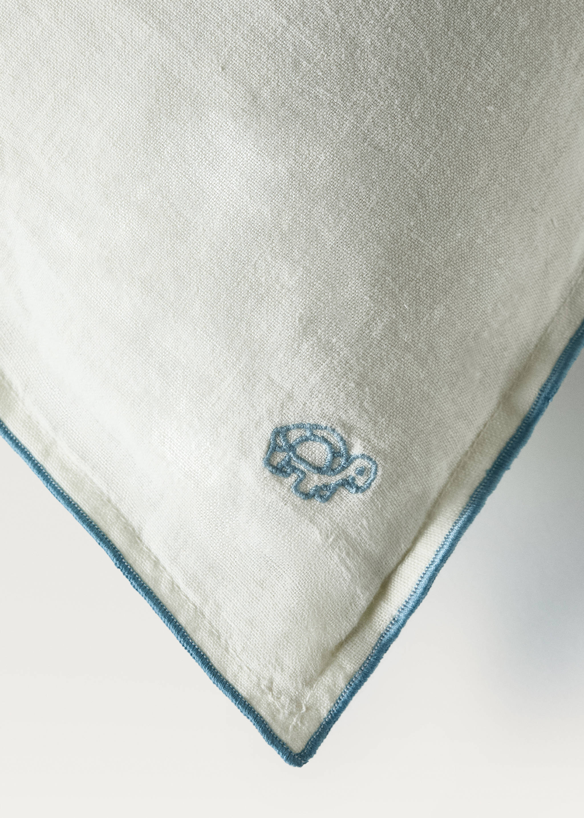 Linen children's cushion cover with embroidered overlock 40x40 cm - Details of the article 2