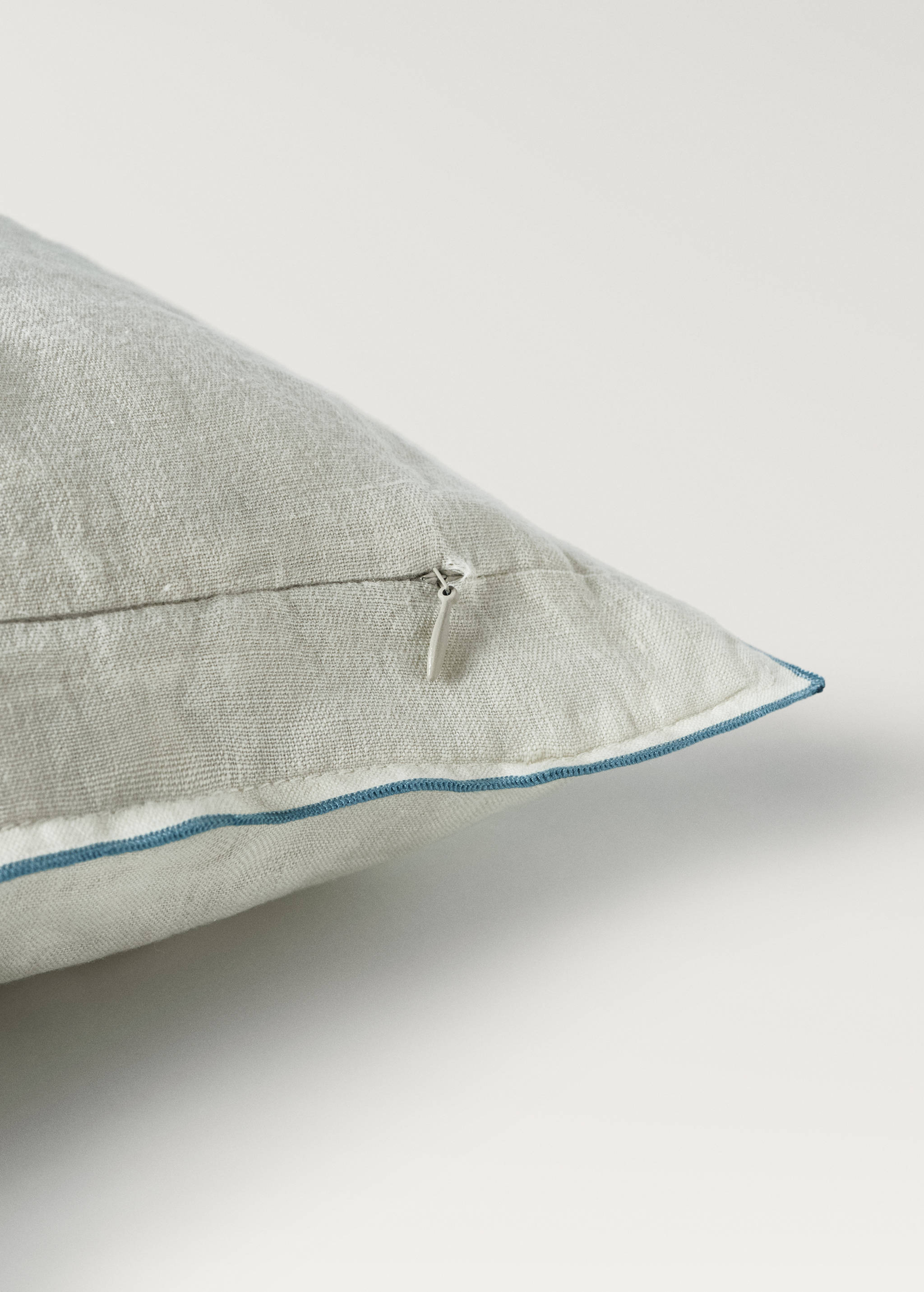 Linen children's cushion cover with embroidered overlock 40x40 cm - Details of the article 4