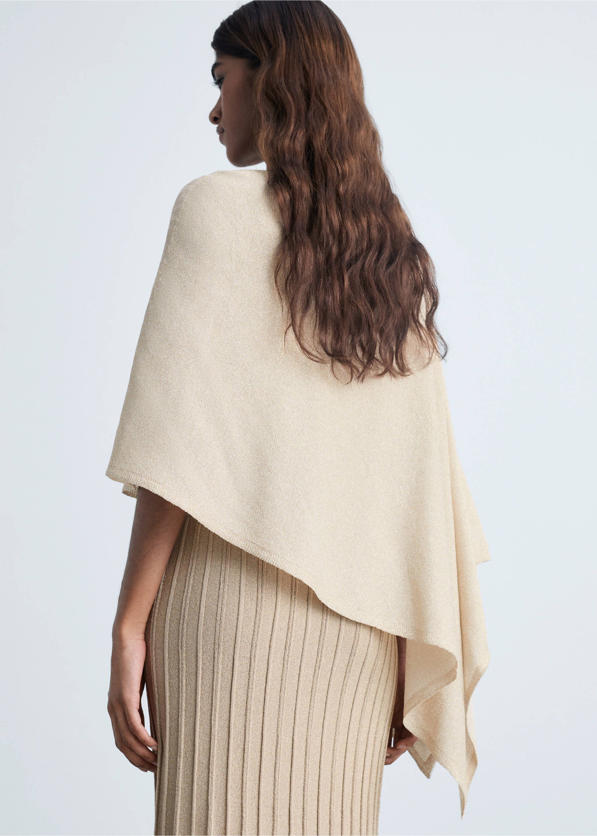 Asymmetrical lurex knitted cape - Reverse of the article, Gold. Ref: 87064063-00.