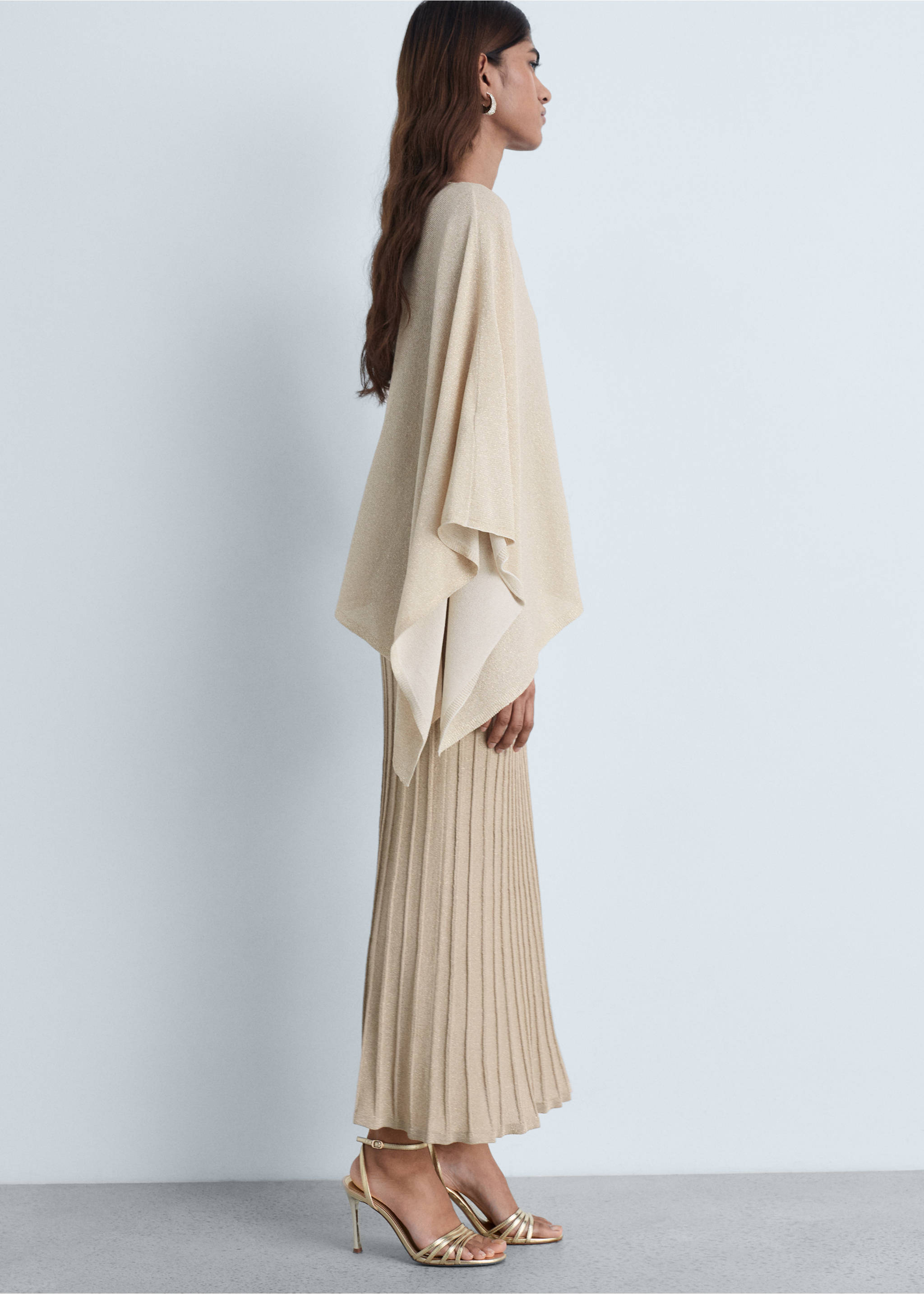 Asymmetrical lurex knitted cape - Details of the article 2, Gold. Ref: 87064063-00.