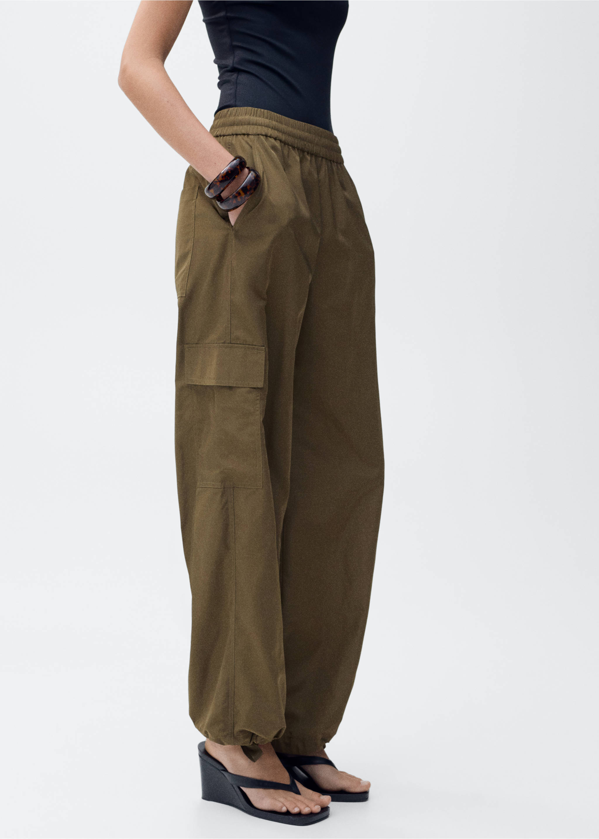 Cargo trousers with adjustable hem - Medium plane, Khaki. Ref: 87064069-00.