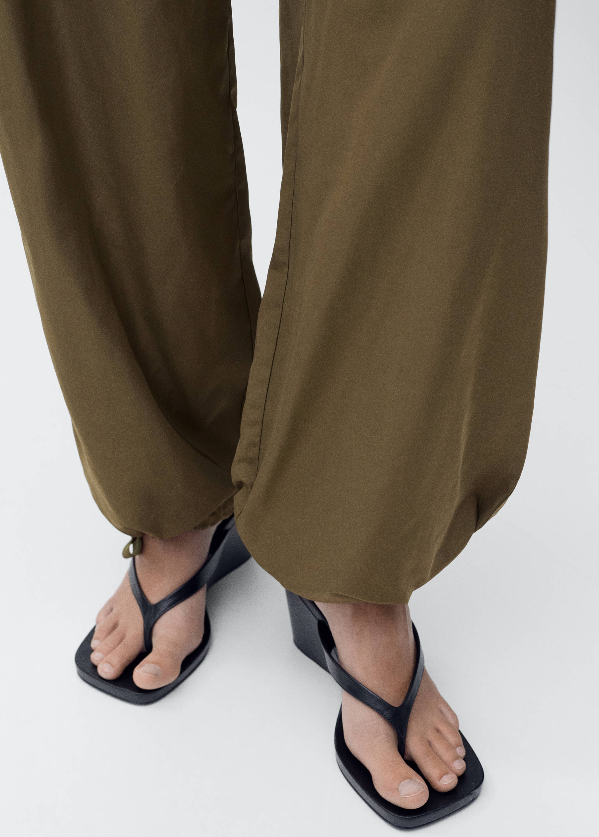 Cargo trousers with adjustable hem - Details of the article 2