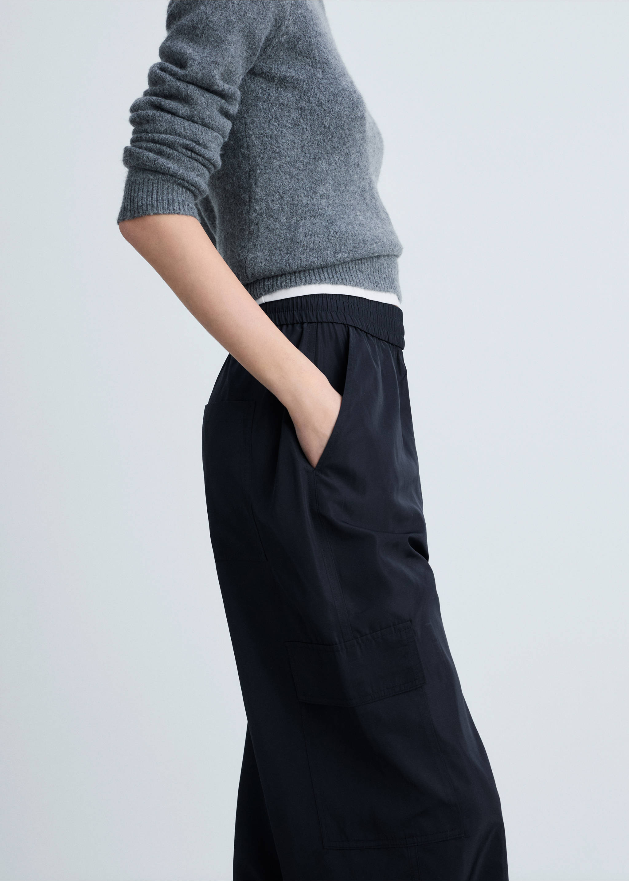 Cargo trousers with adjustable hem - Details of the article 2, Dark Navy. Ref: 87064069-00.