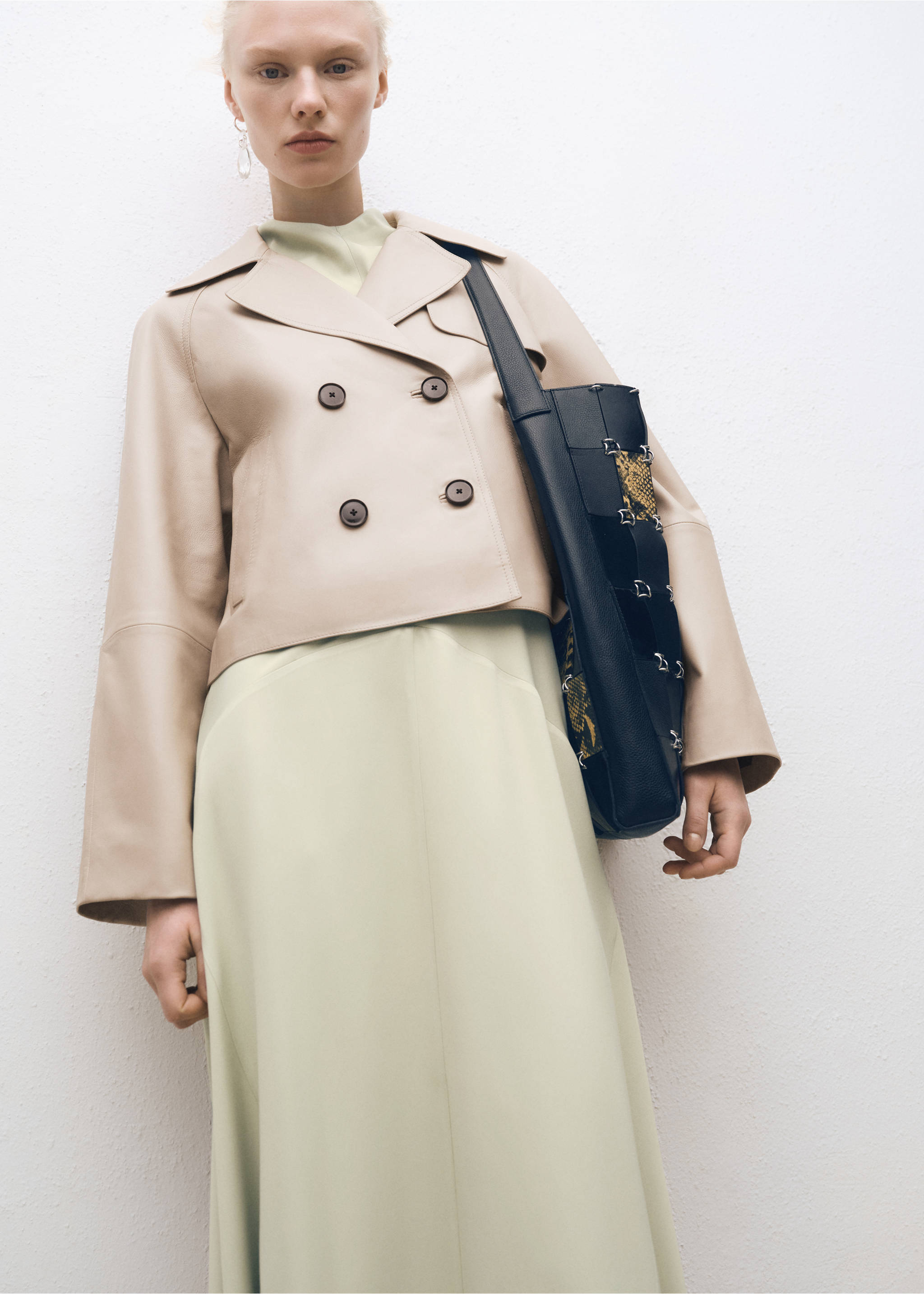 Kožený trenčkot cropped - Náhled ve středové rovině, Ledově šedá. Ref: 87064075-00.