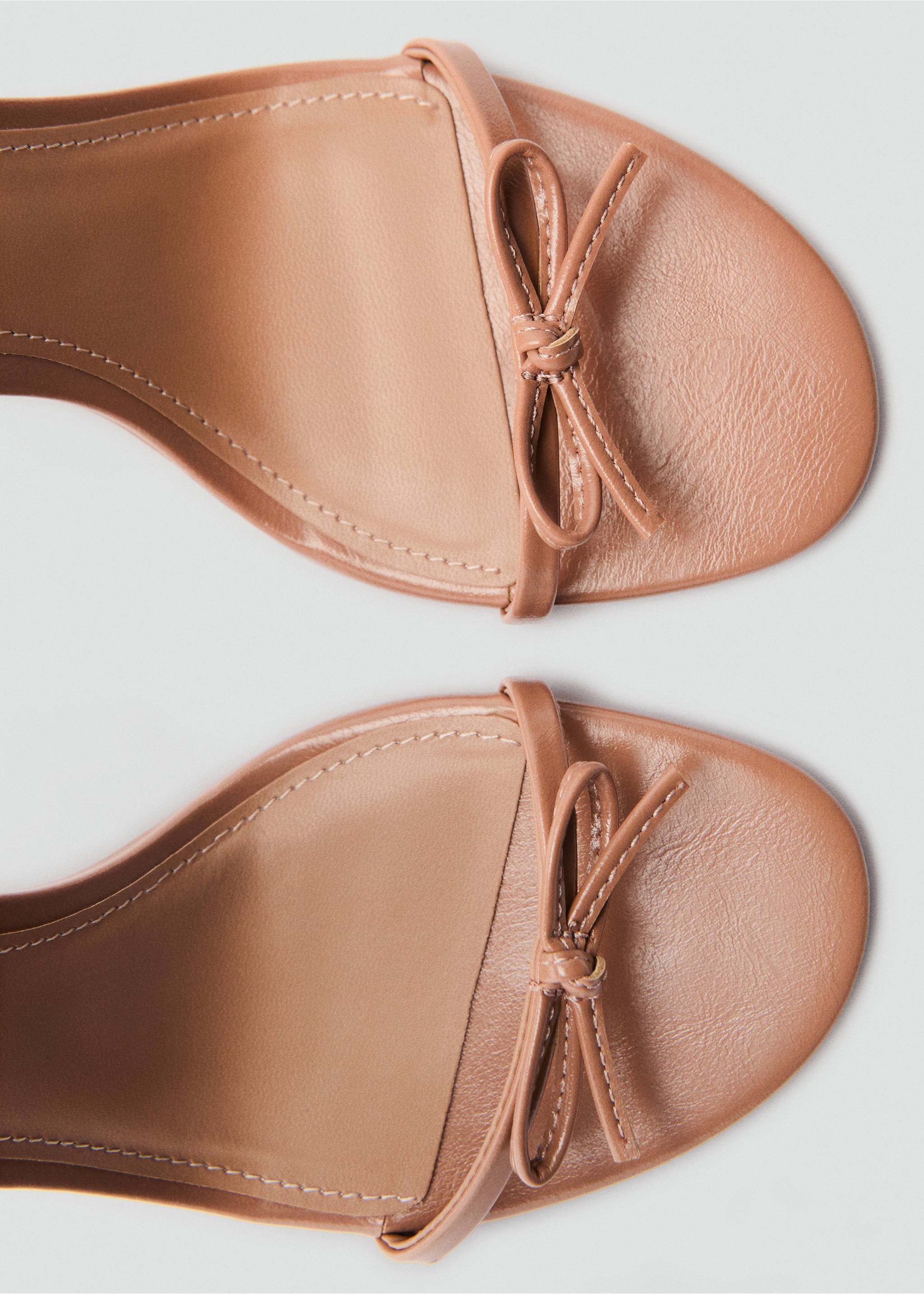 Sandales à talon avec brides et détail nœuds - Détail de l'article 1, Nude. Ref: 87064077-00.