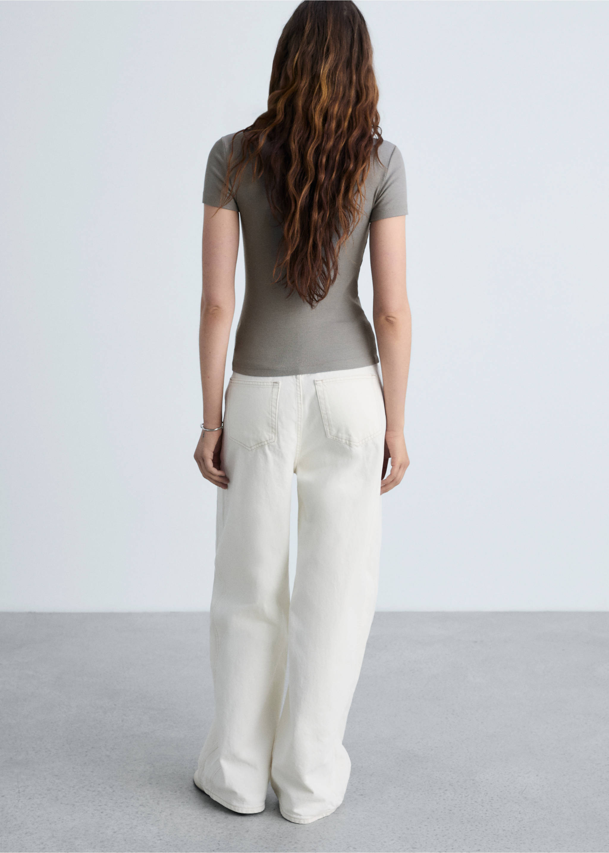 Tailliertes Kurzarm-T-Shirt - Rückseite des Artikels, Hellbraun/Pastellbraun. Ref: 87064078-00.