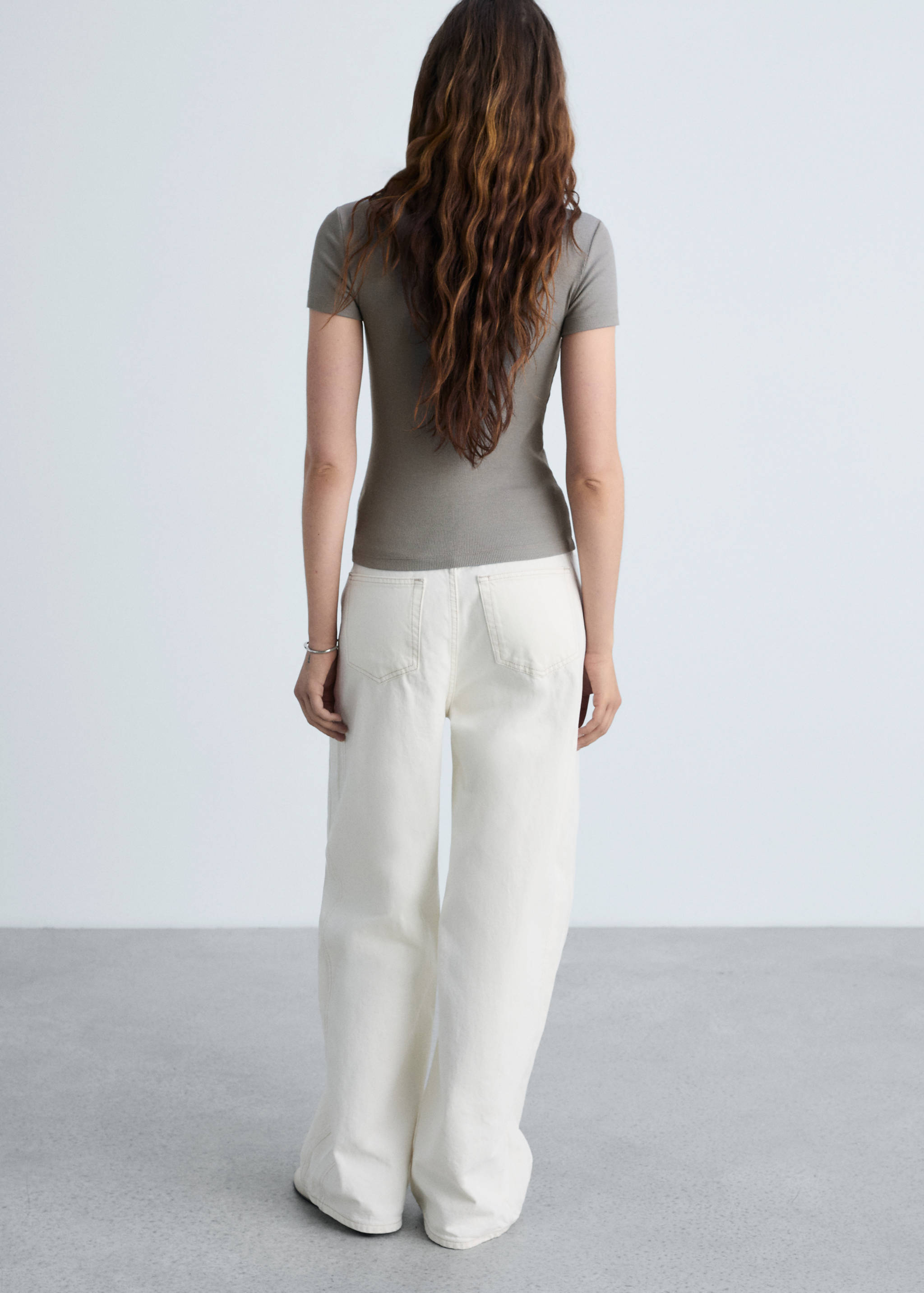 Tailliertes Kurzarm-T-Shirt - Rückseite des Artikels