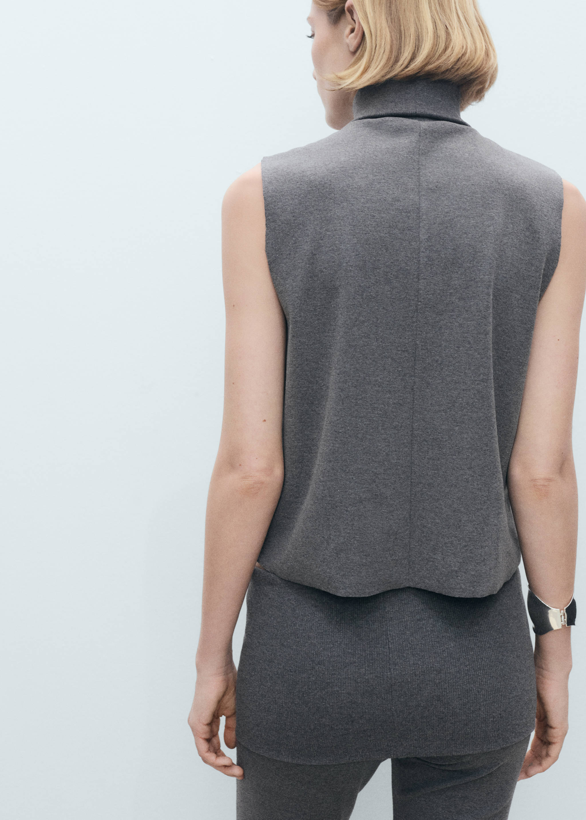 Sleeveless turtleneck top - Reverse of the article