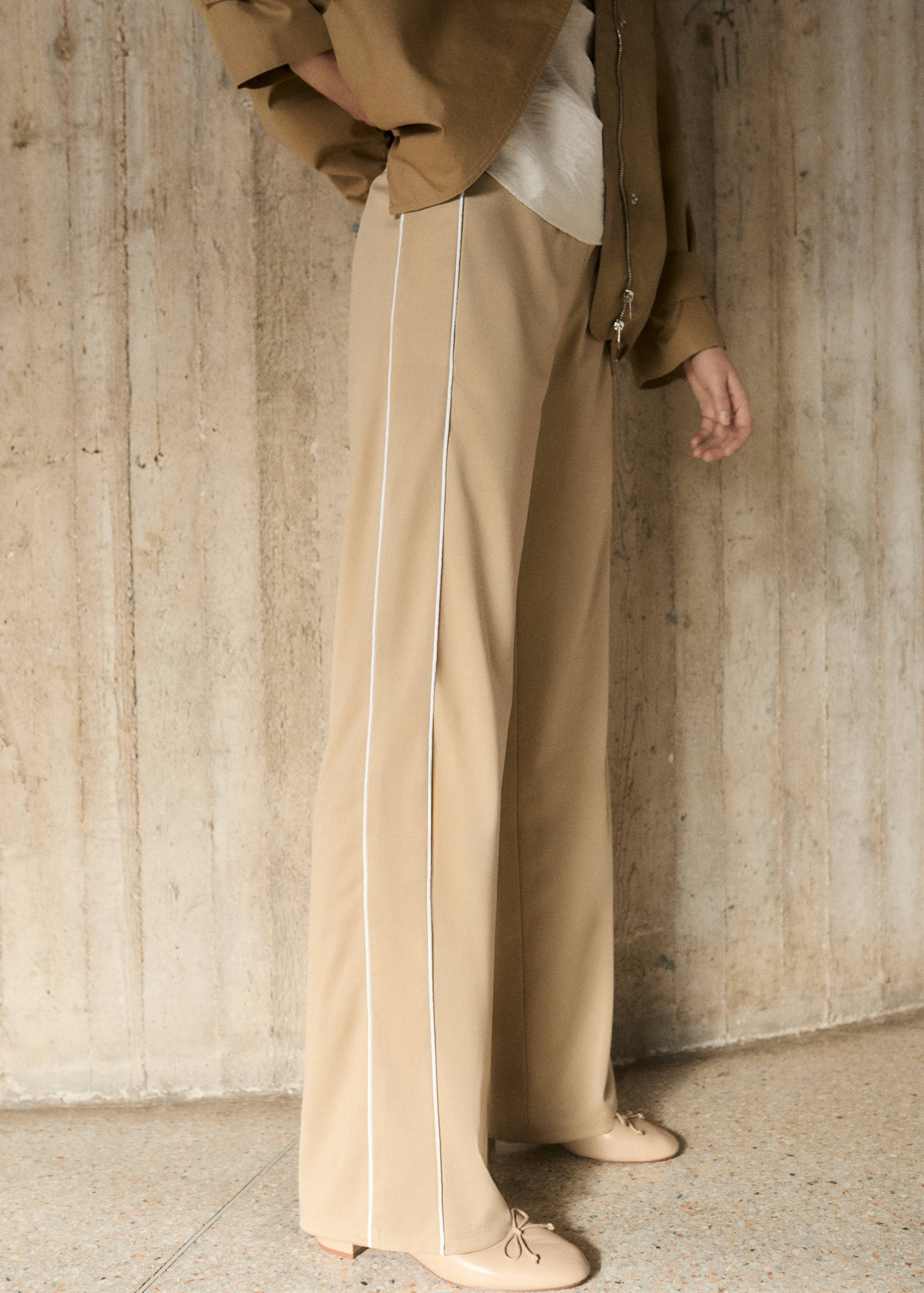 Pantalon de jogging rayures contrastées - Plan moyen