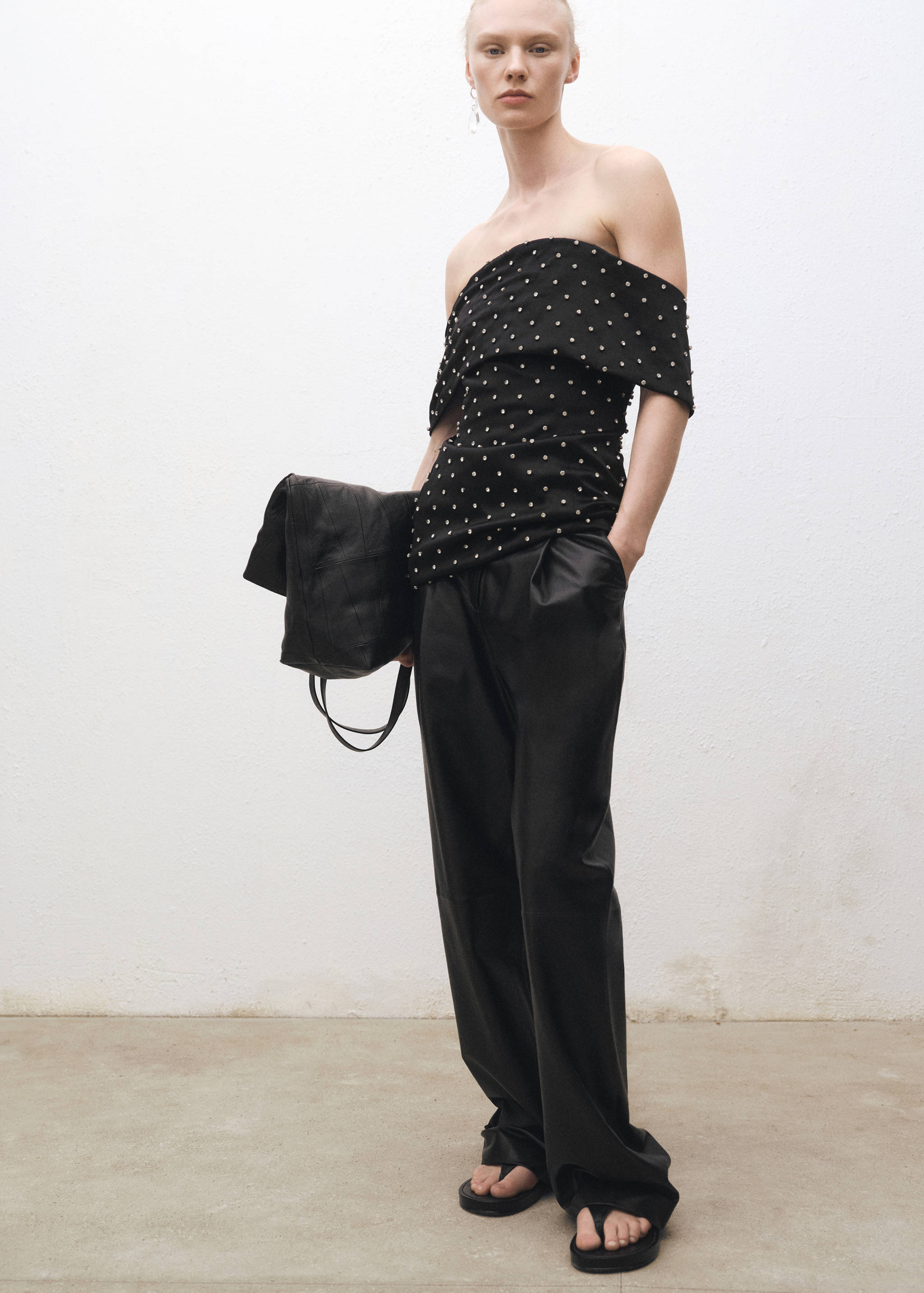 Spodnie skórzane o prostym kroju z zakładkami - Plan ogólny