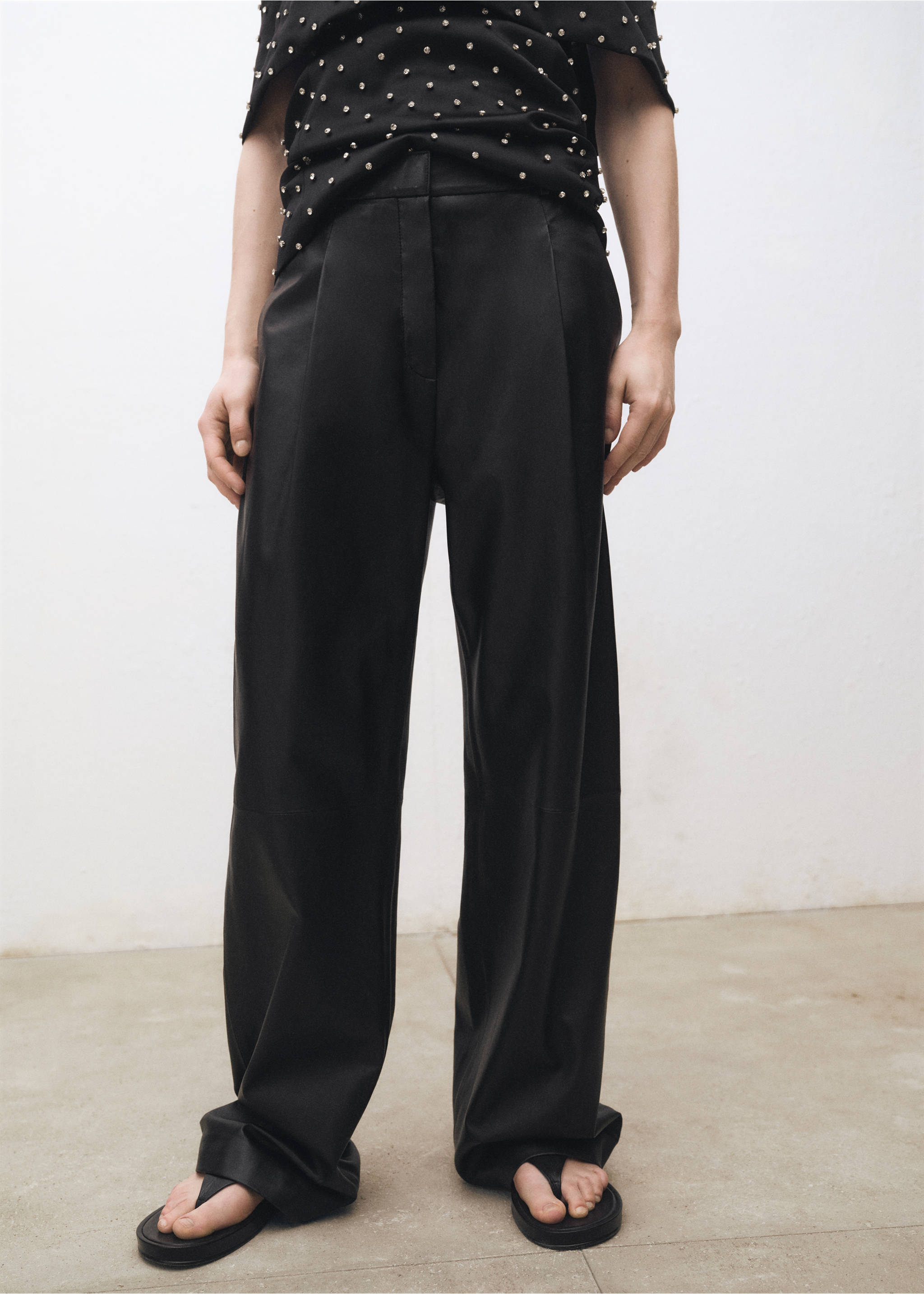 Pantalón recto piel detalle pinzas - Plano medio, Negro. Ref: 87064418-00.