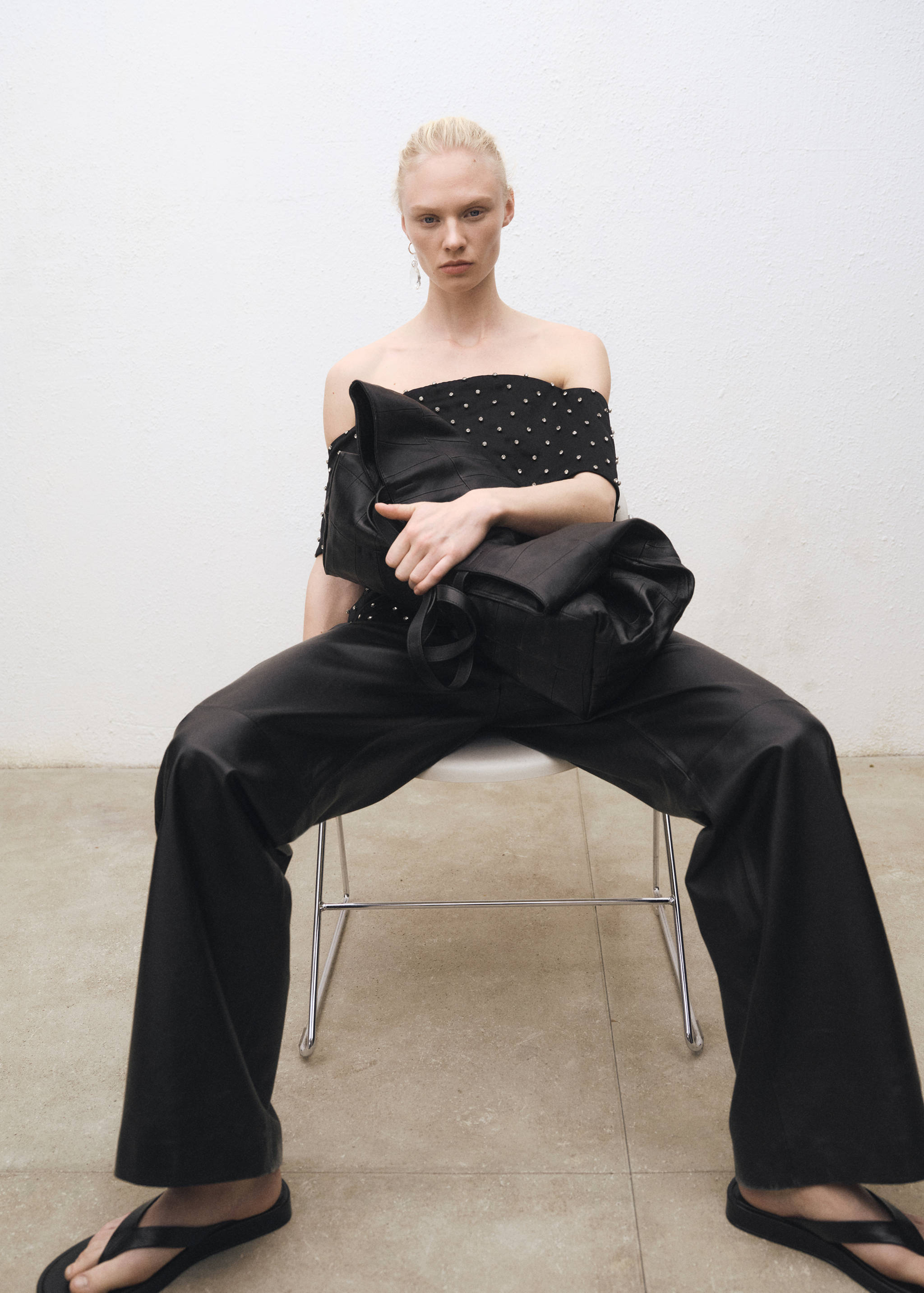 Spodnie skórzane o prostym kroju z zakładkami - Szczegóły artykułu 1