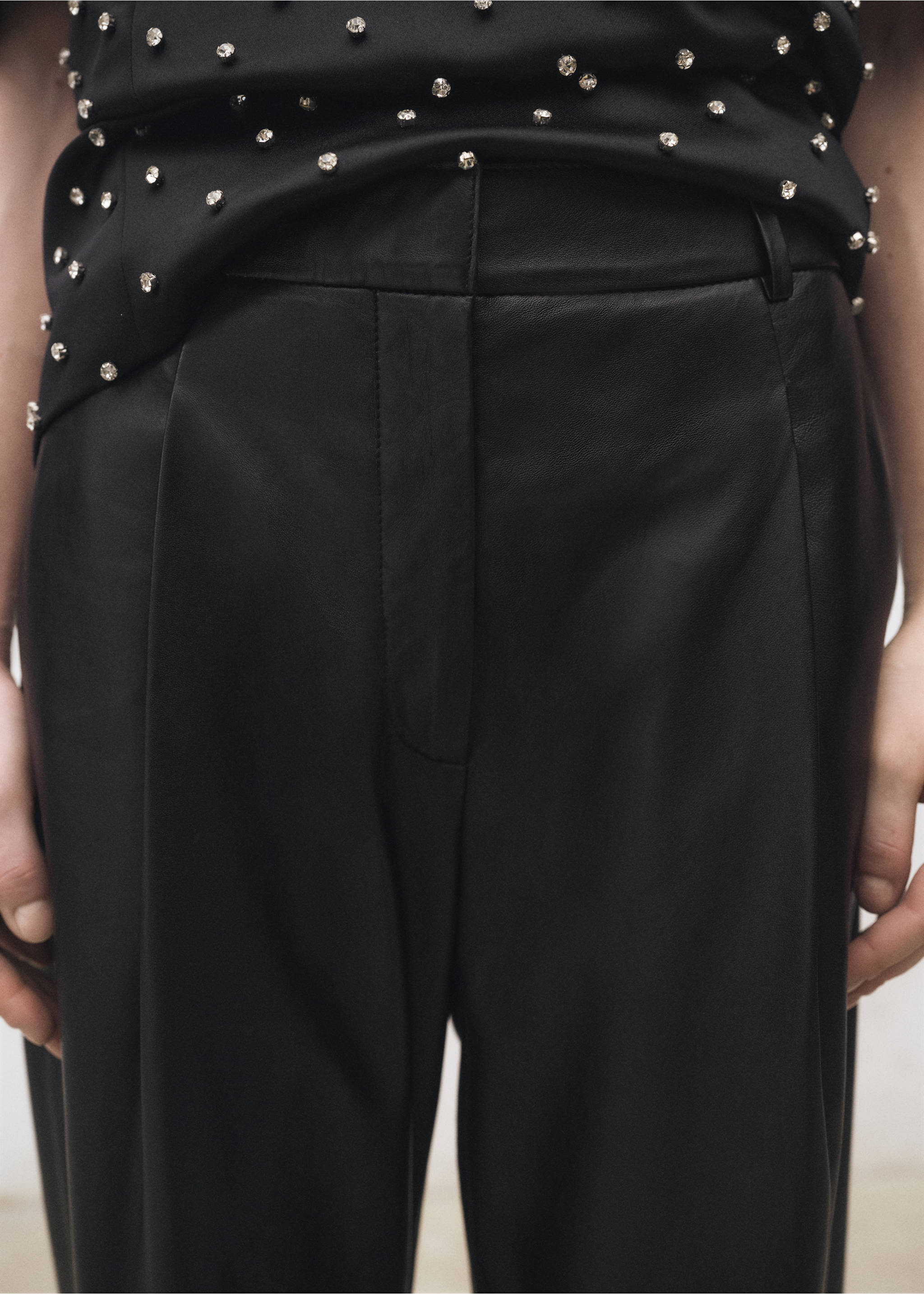 Pantalón recto piel detalle pinzas - Detalle del artículo 3, Negro. Ref: 87064418-00.