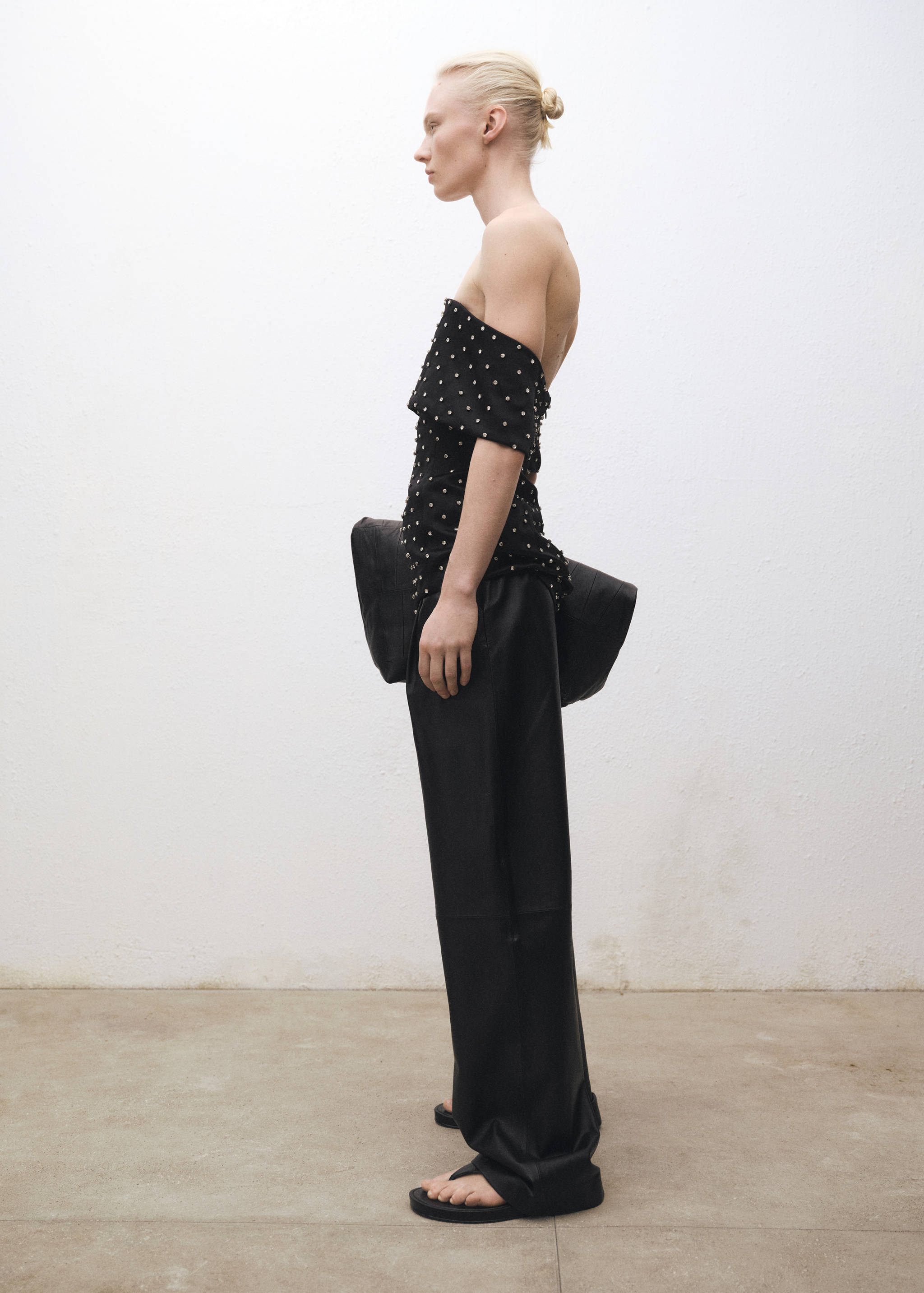 Spodnie skórzane o prostym kroju z zakładkami - Szczegóły artykułu 2