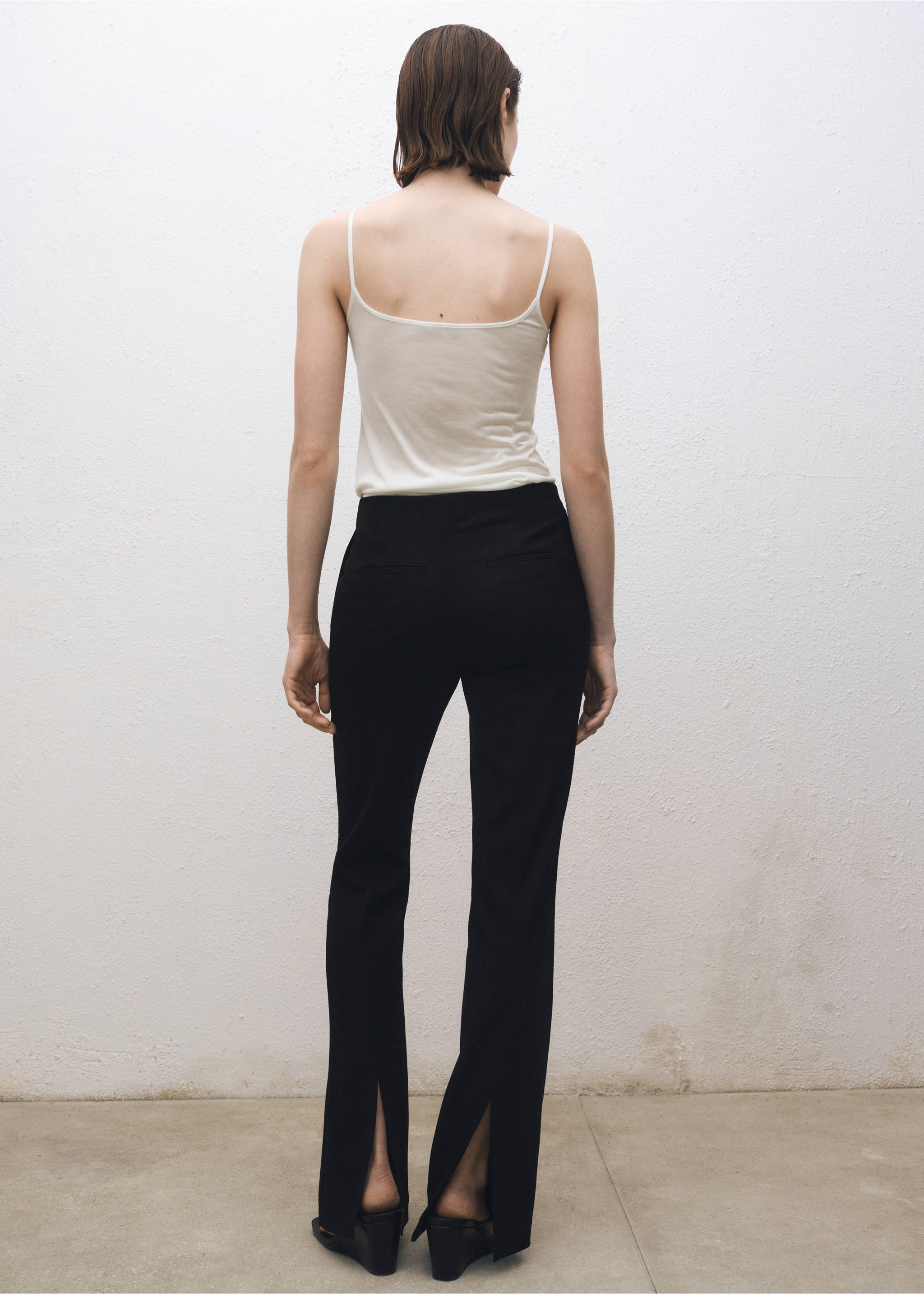 Top na cienkich ramiączkach z jedwabiu - Tylna strona artykułu, Złamana biel. Ref: 87064420-00.