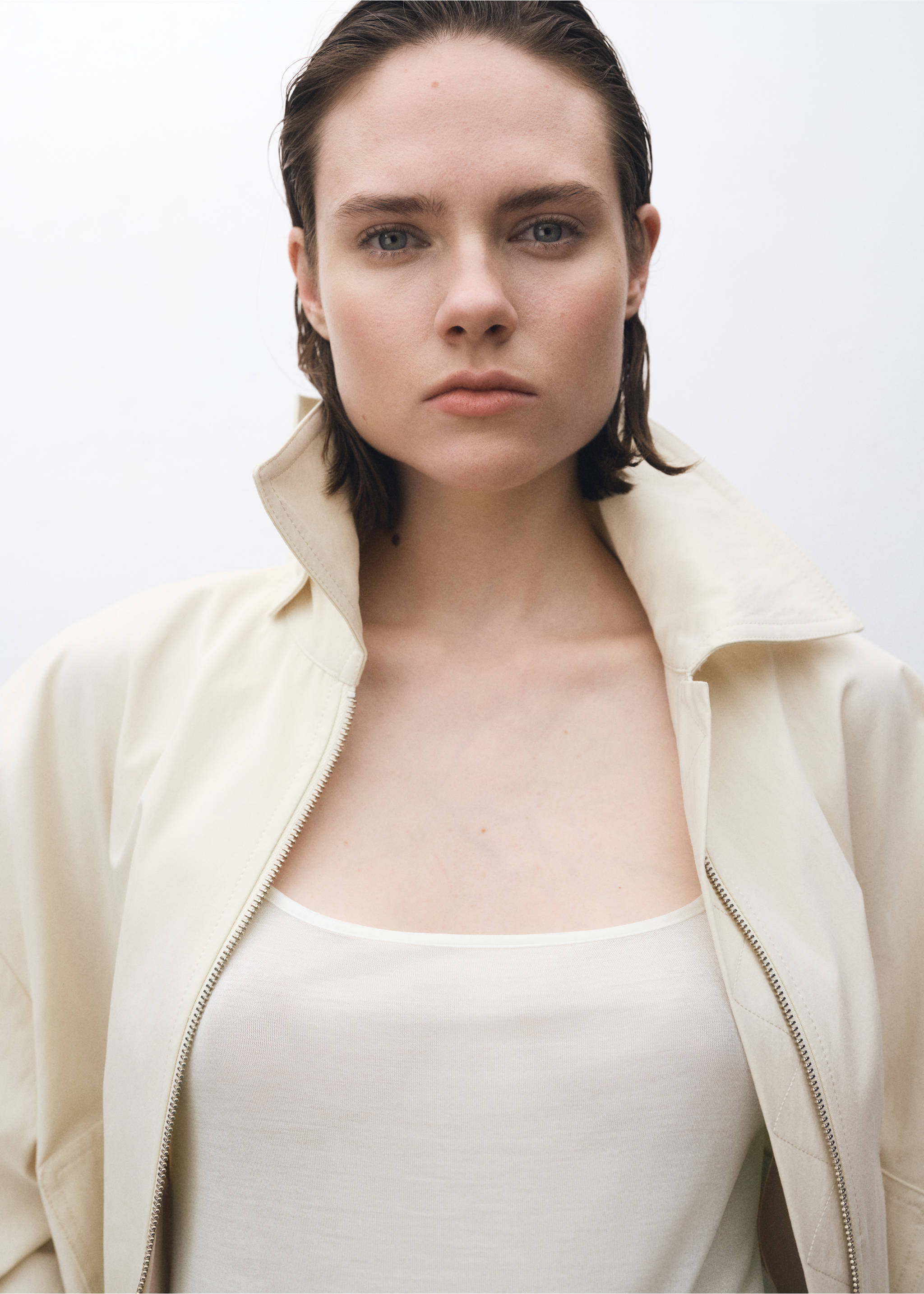 Top na cienkich ramiączkach z jedwabiu - Szczegóły artykułu 1, Złamana biel. Ref: 87064420-00.