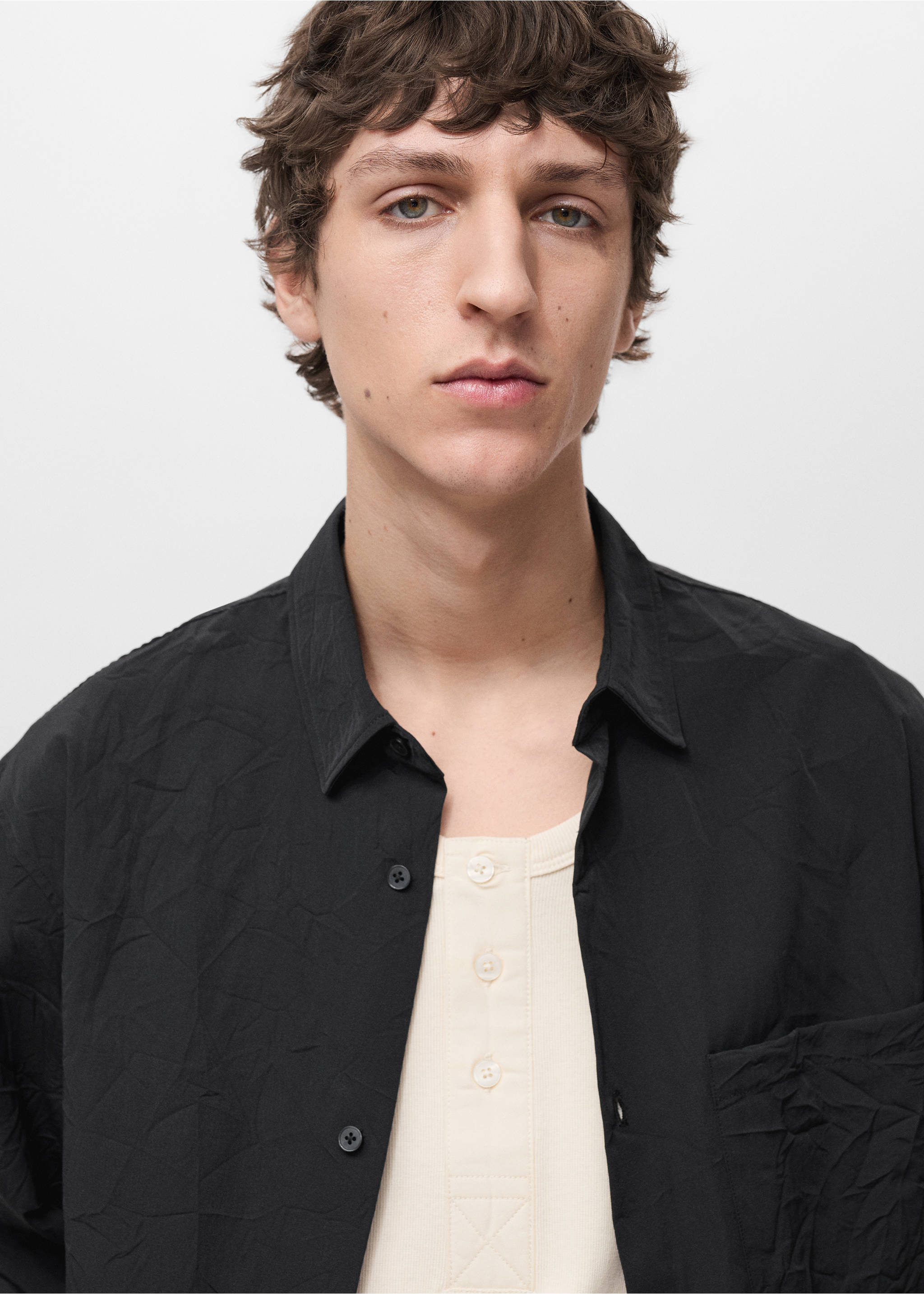 Creased-effect shirt - Details of the article 1, Black. Ref: 87064423-00.