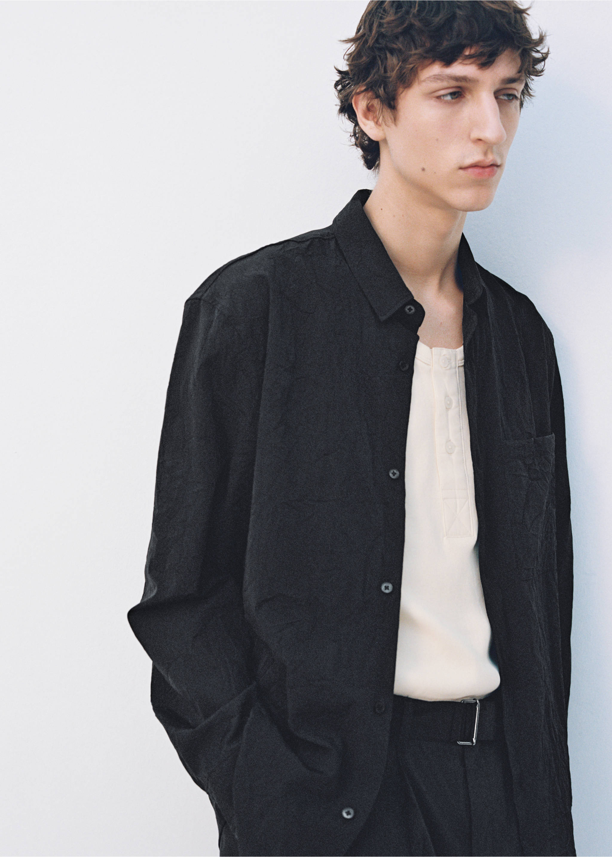 Creased-effect shirt - Details of the article 3, Black. Ref: 87064423-00.